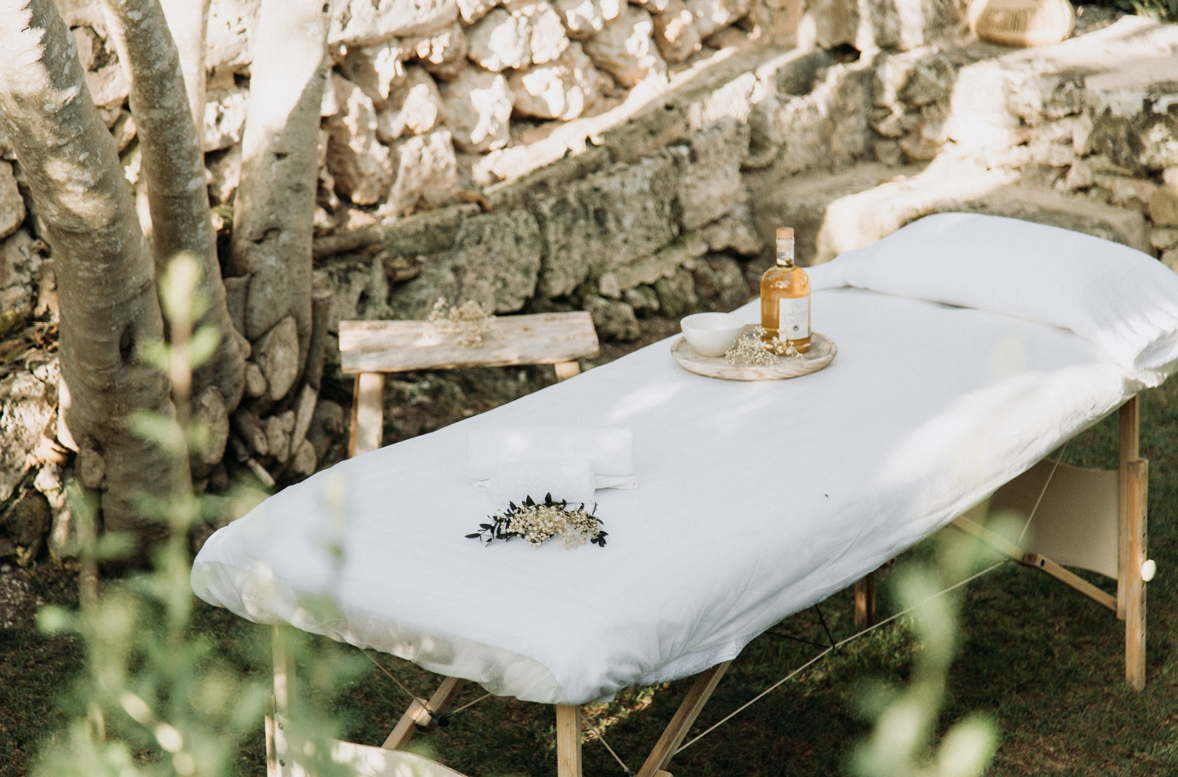 Une table de massage à Torre Vella à Minorque © Geometry Love