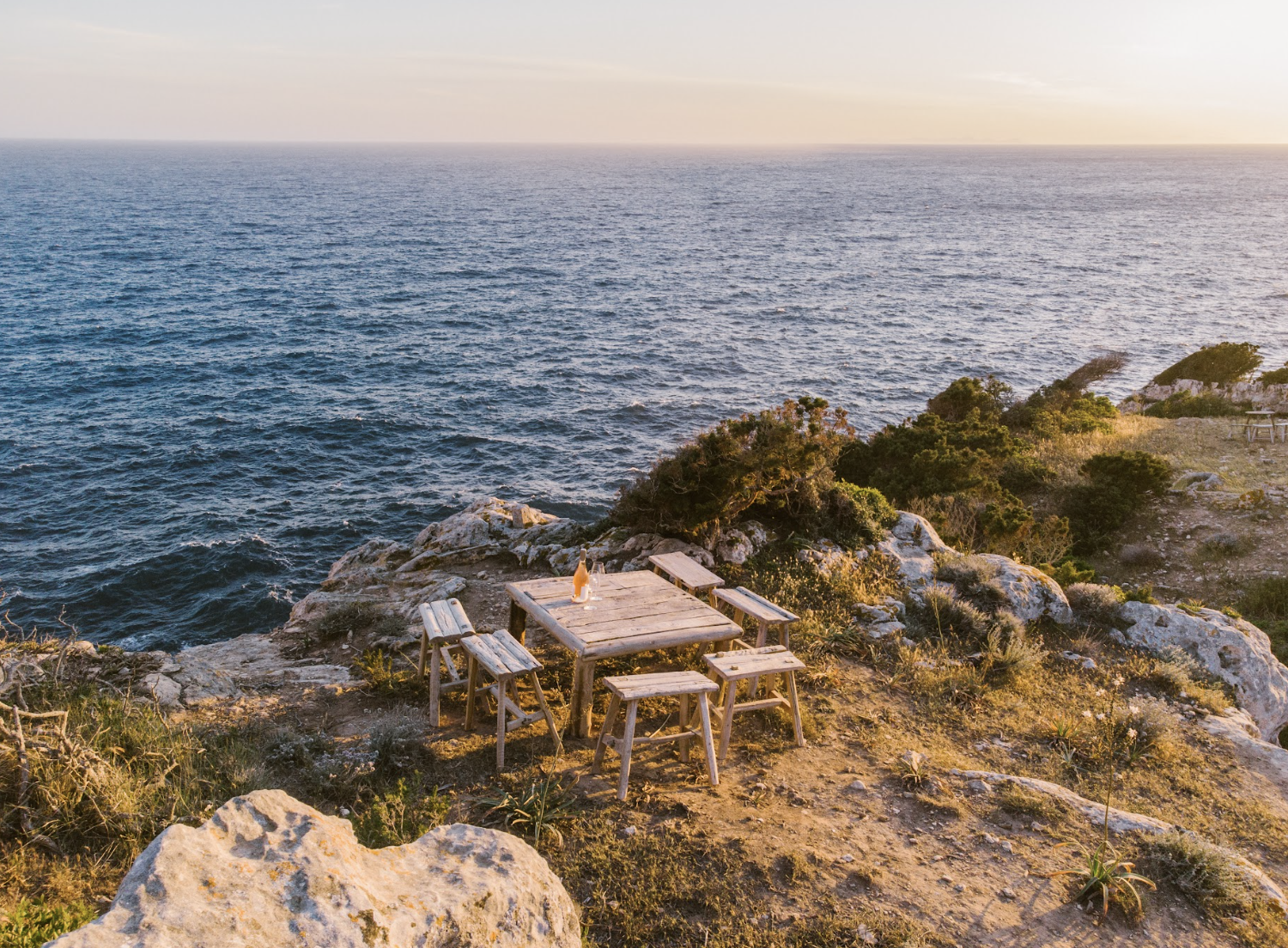 Un apéritif sur la pointe de la falaise à Torre Vella © Céline Hamelin