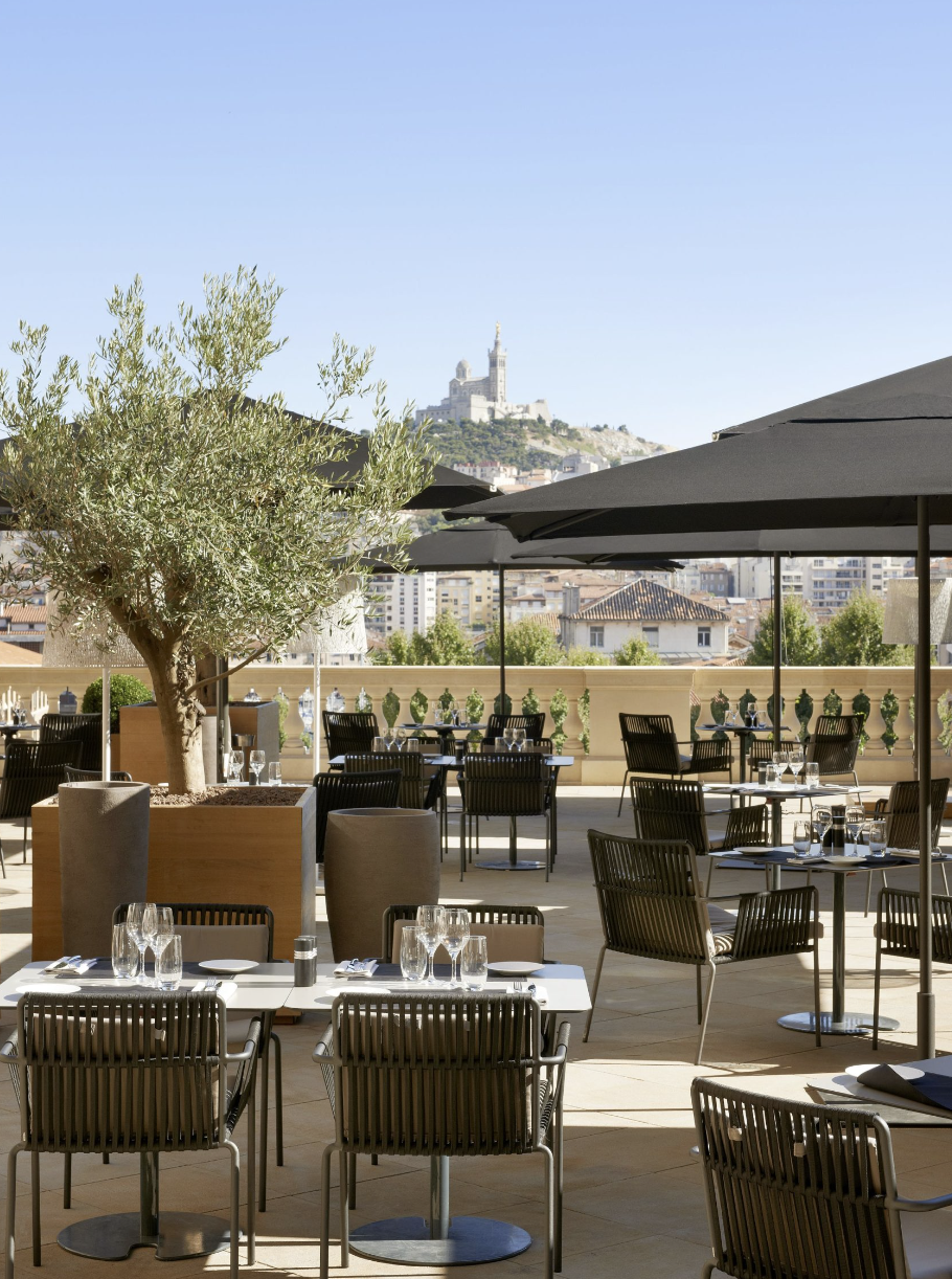 La brasserie Les Fenêtres de l’hôtel spa InterContinental © InterContinental Marseille