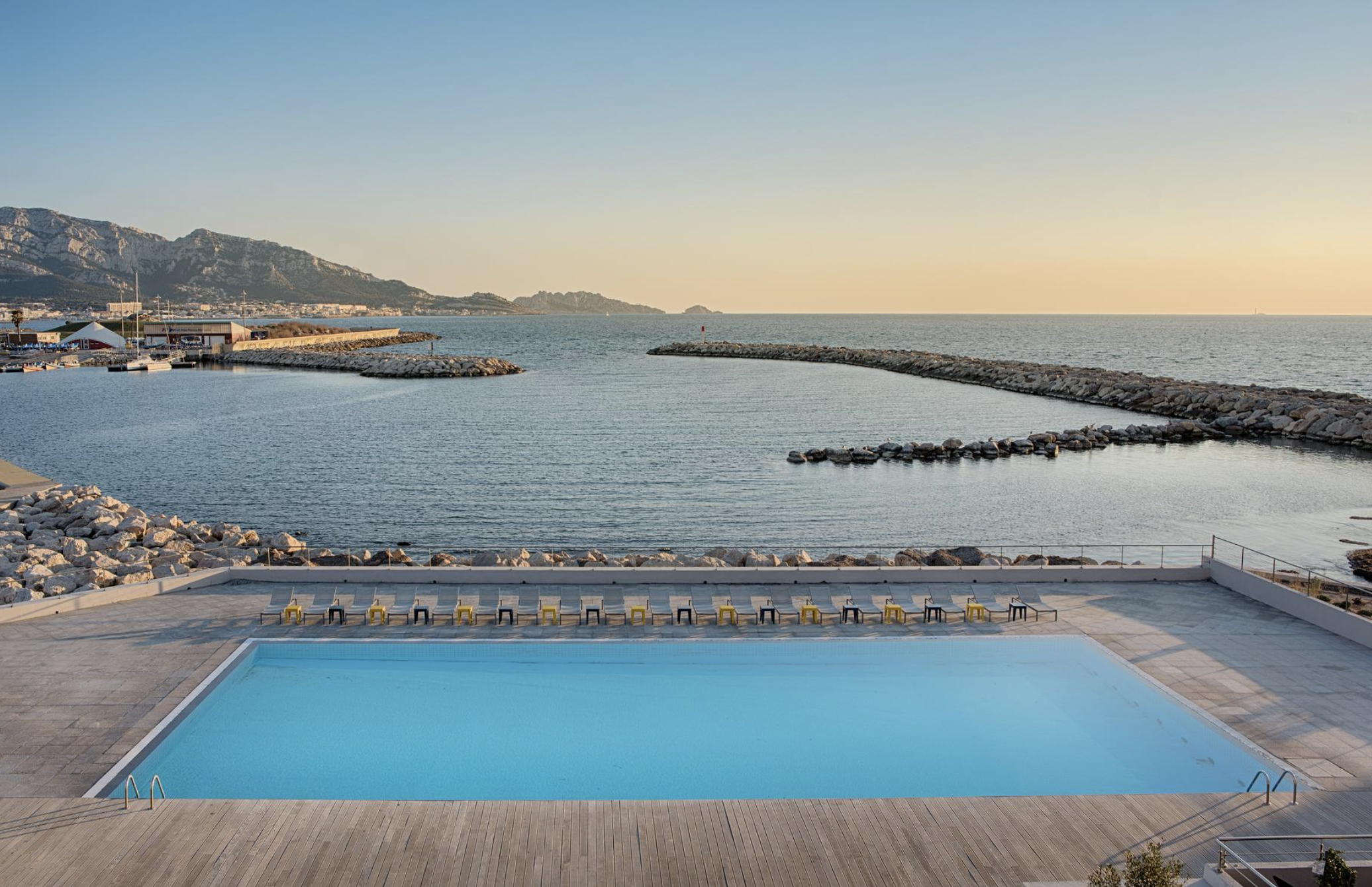 La piscine extérieure de l’hôtel et spa Nhow Marseille © Nhow Marseille