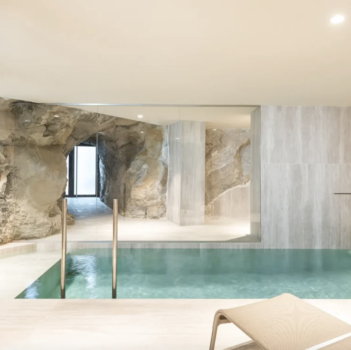 La piscine intérieure de l’hôtel et spa © Les Bords de Mer, Fontenille Collection