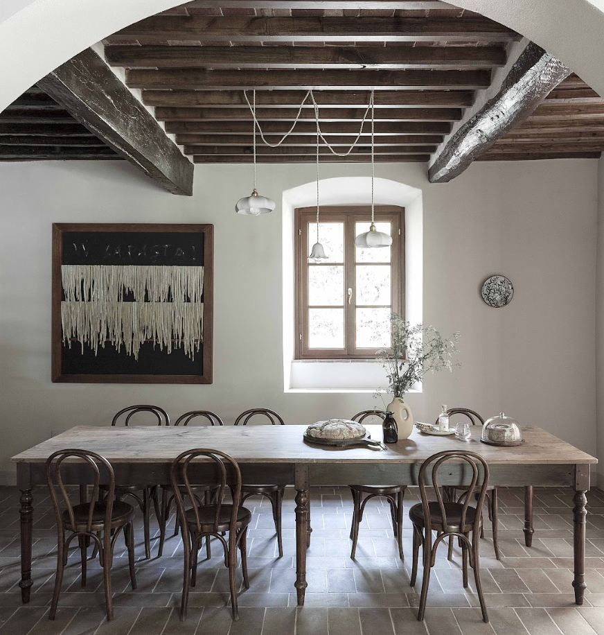 L’Enoteca pour se réunir autour d’un verre selon l’art de vivre toscan © Pieve Aldina, Fontenille Collection