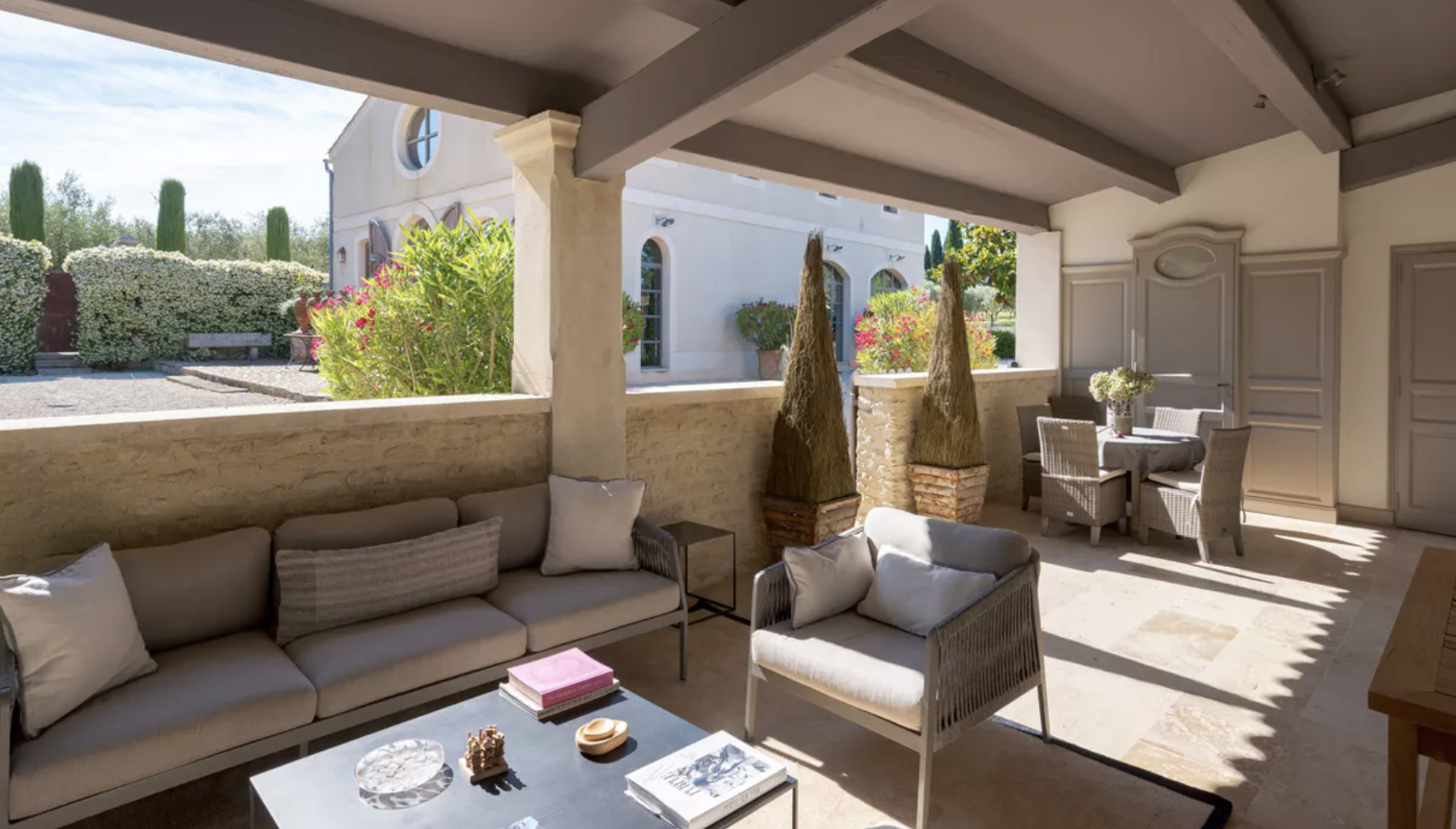 Le salon extérieur du Mas Lupo © Le Mas Lupo, The Collectionnist