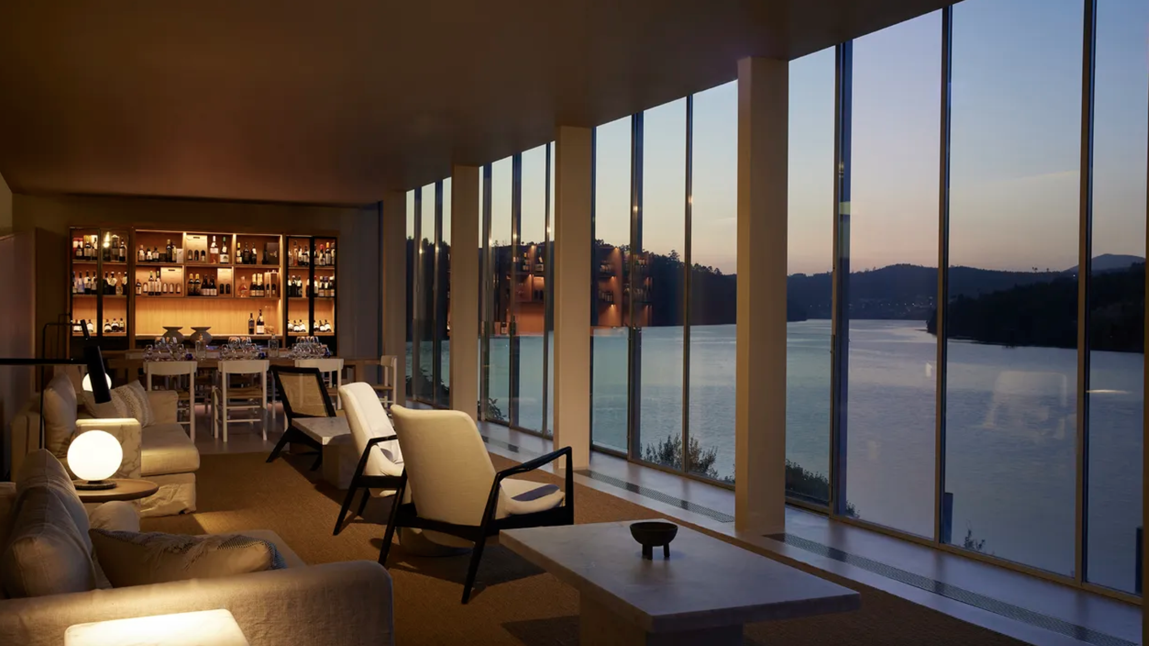 Le bar de l’hôtel donnant sur le fleuve © Octant Douro