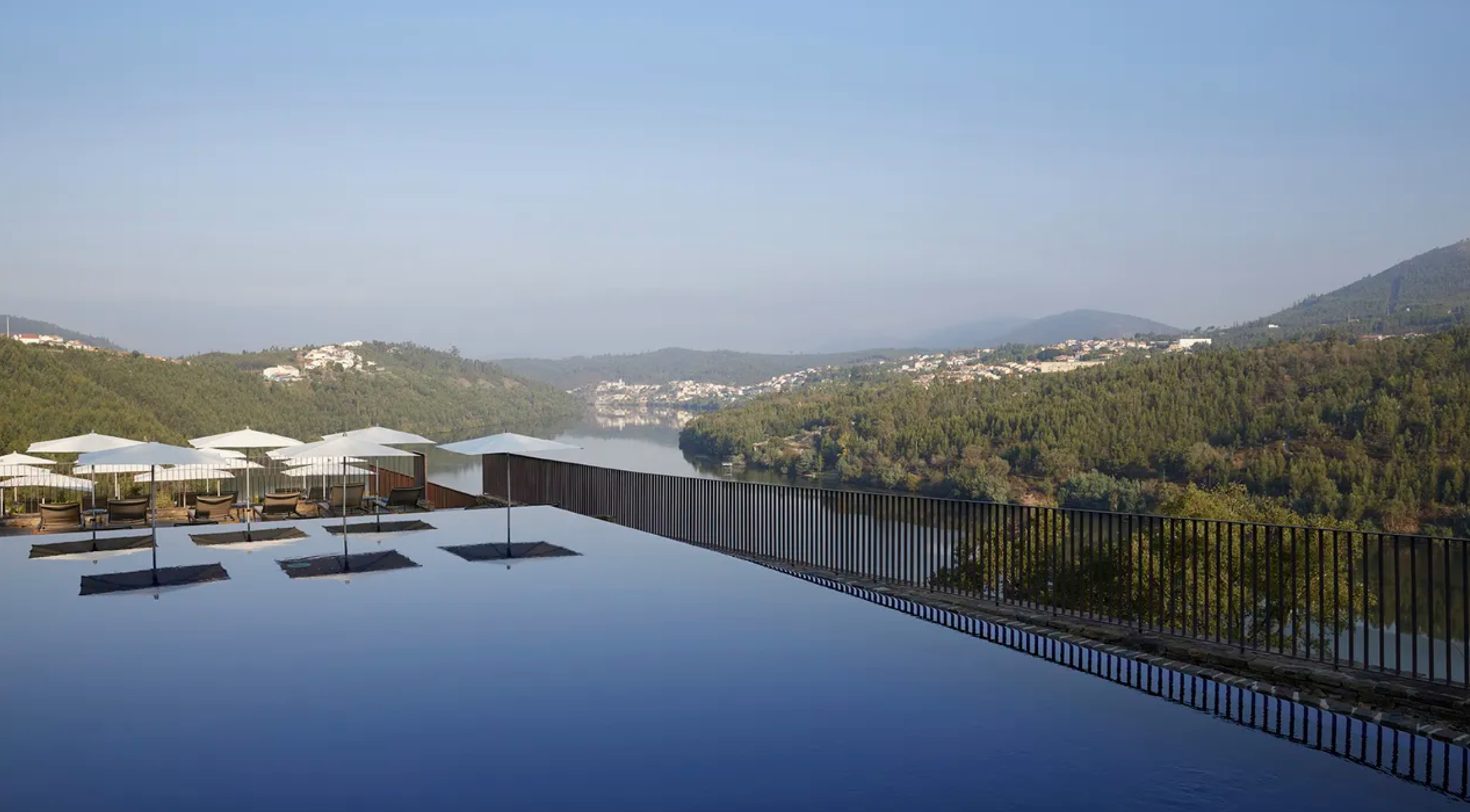 La piscine extérieure à débordement © Octant Douro