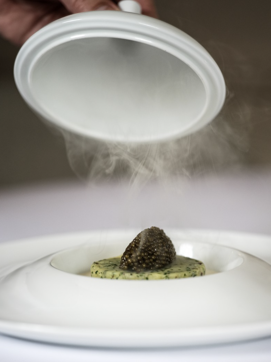 Ecrasé de pommes de terres fumées au caviar © L’Arôme