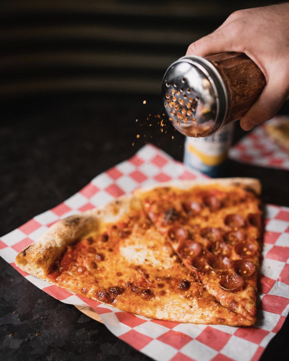 Deux parts de pizza chez Upside Pizza © Upside Pizza