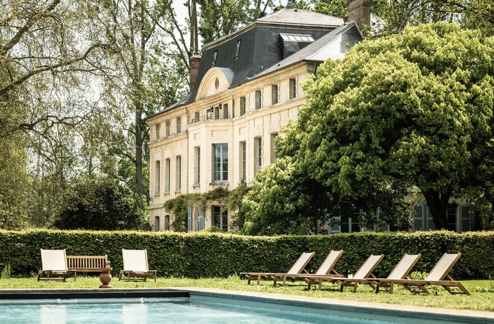 La vue de la piscine extérieure d’un des plus beaux hôtels proche de Giverny © Fontenille Collection