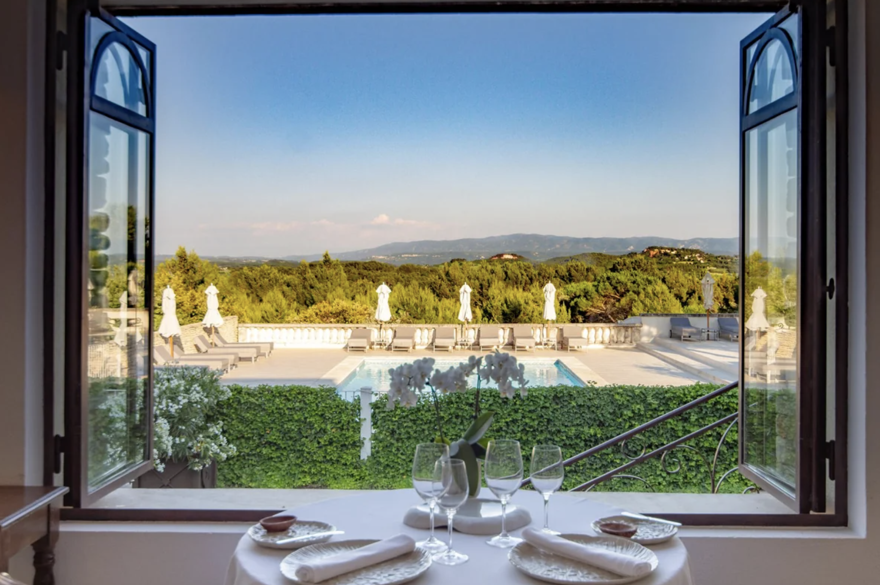 La Table de Xavier Mathieu, vue sur la campagne du Luberon au Phébus & Spa © Le Phébus & Spa