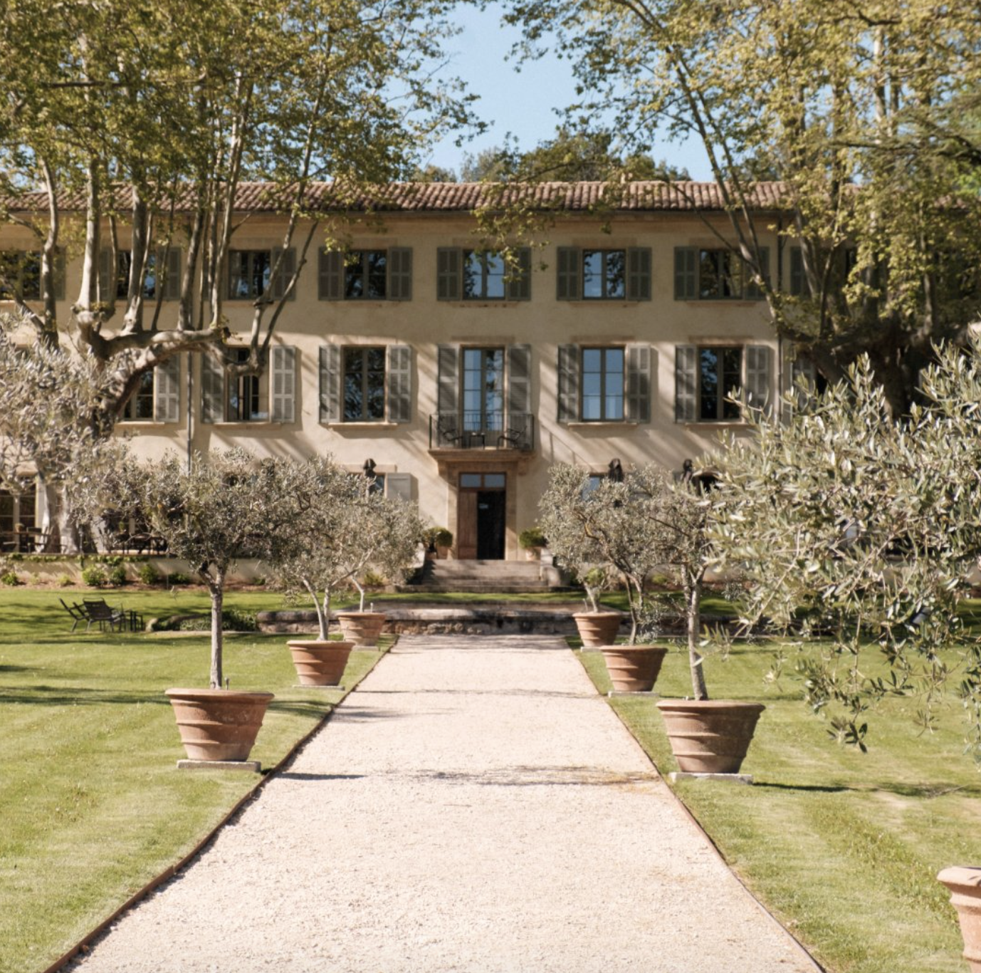 La façade de l’hôtel dans le Luberon © Domaine de Fontenille