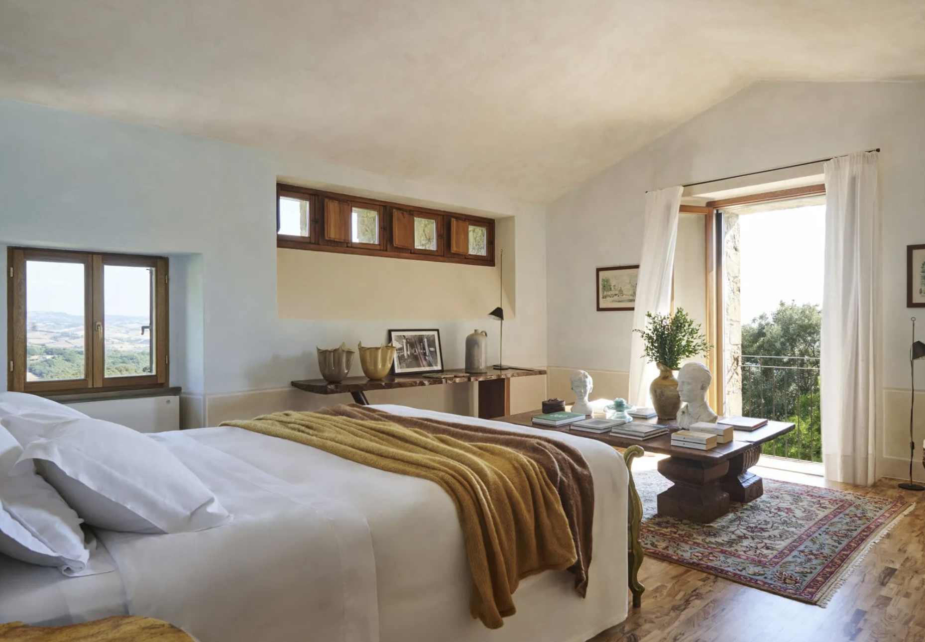 Une suite de l’hôtel ouverte sur la Toscane © Castello di Vicarello 