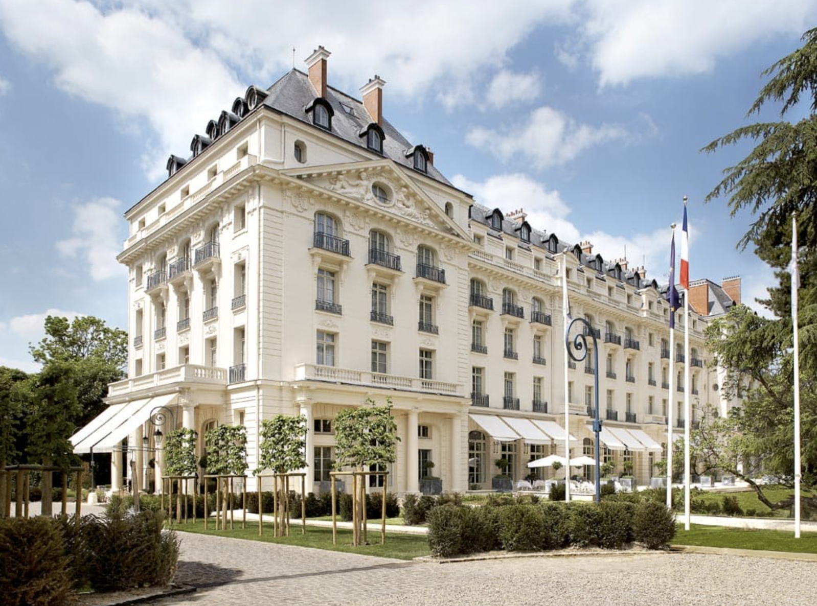 La façade d’un des plus beaux hôtels pour organiser son mariage près de Paris © Waldorf Astoria Versailles - Trianon Palace