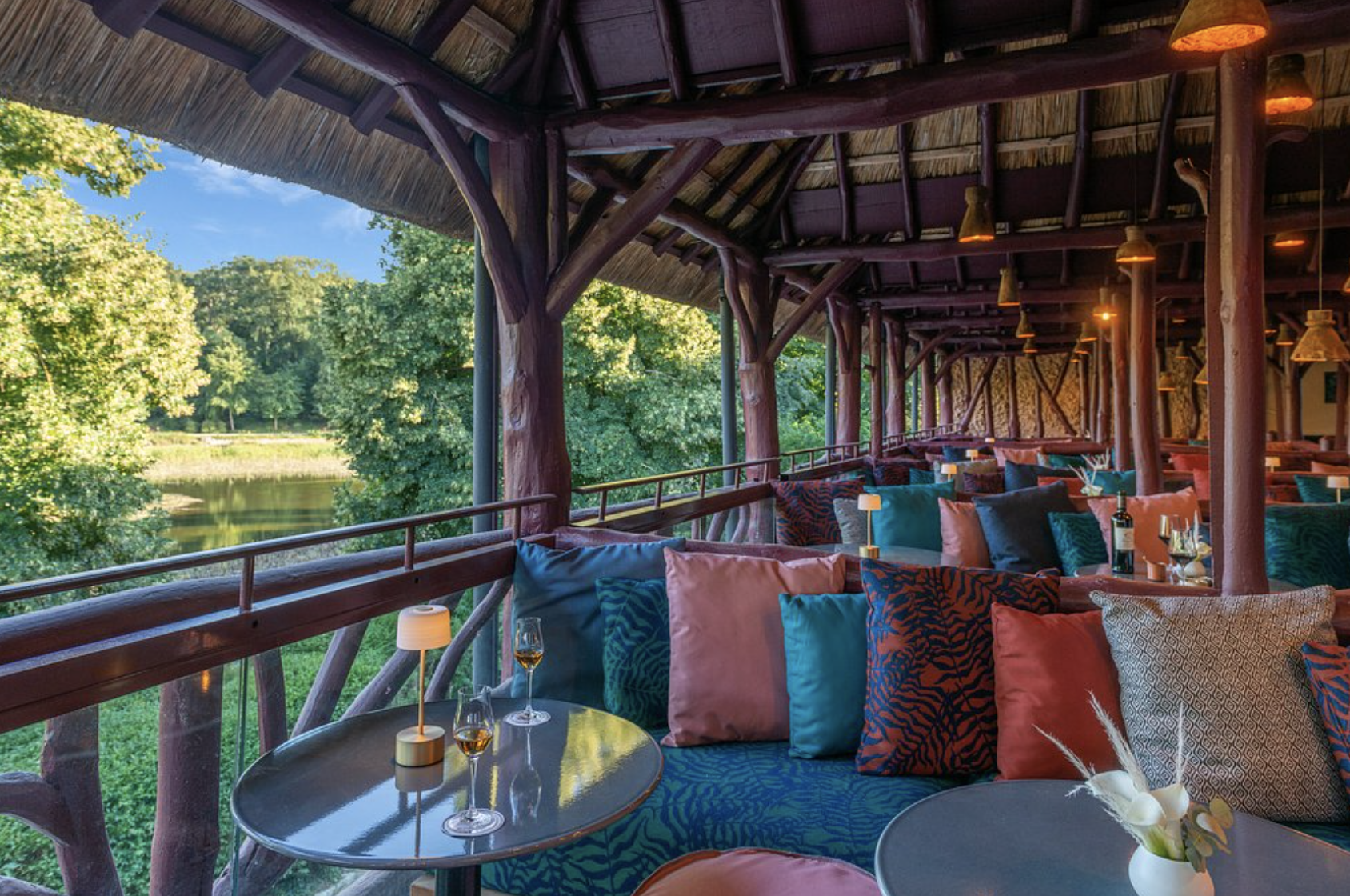 La terrasse d’un des meilleurs hôtels proche de Paris © Les Étangs de Corot