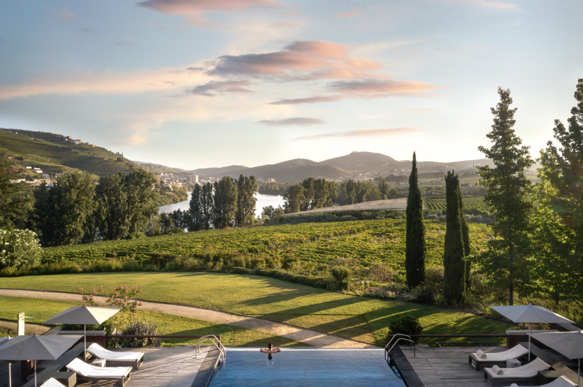 La piscine extérieure donnant sur la vallée du Douro © Six Senses Douro