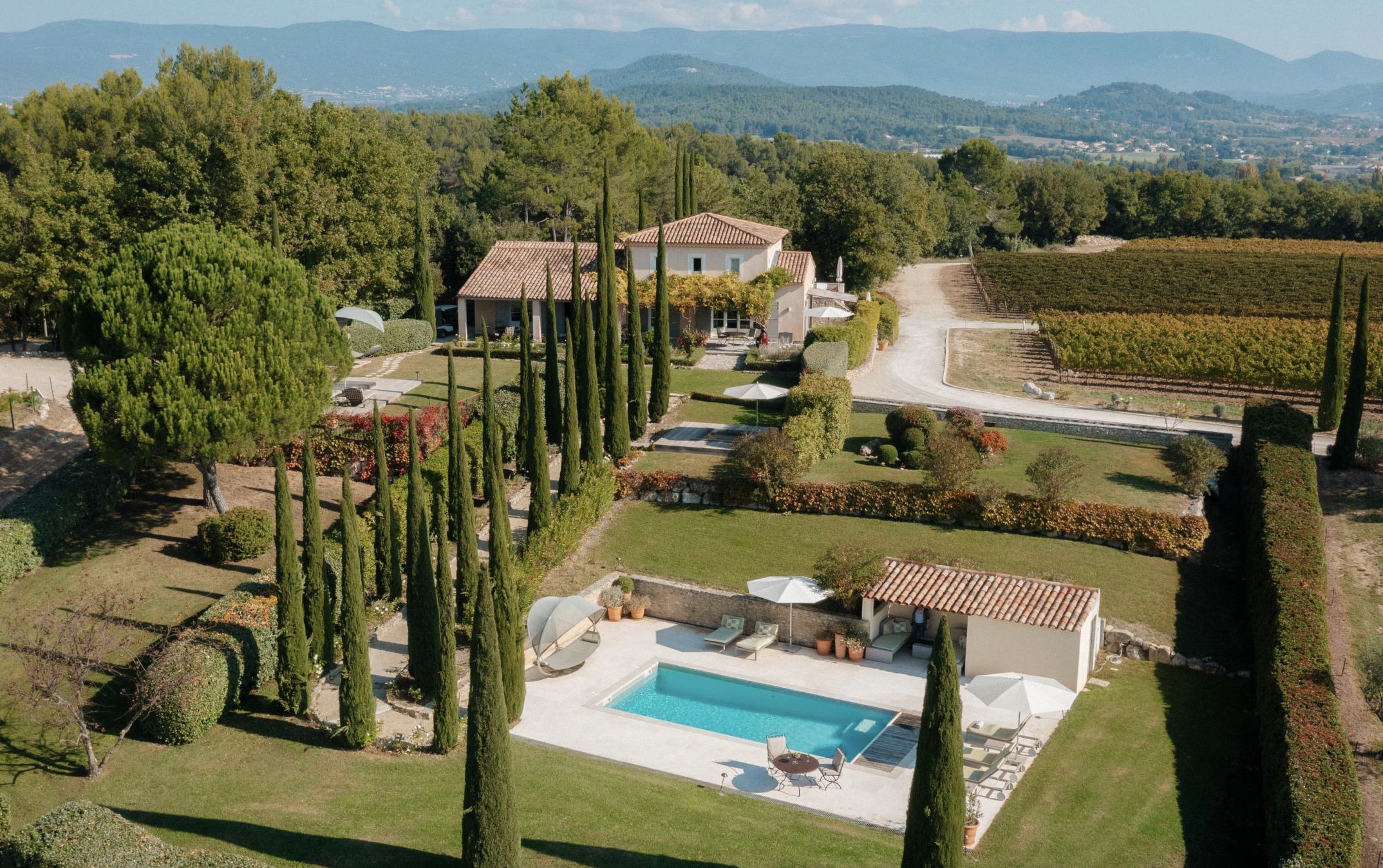 Le village-hôtel, entouré de vignobles en Provence © Coquillade Provence