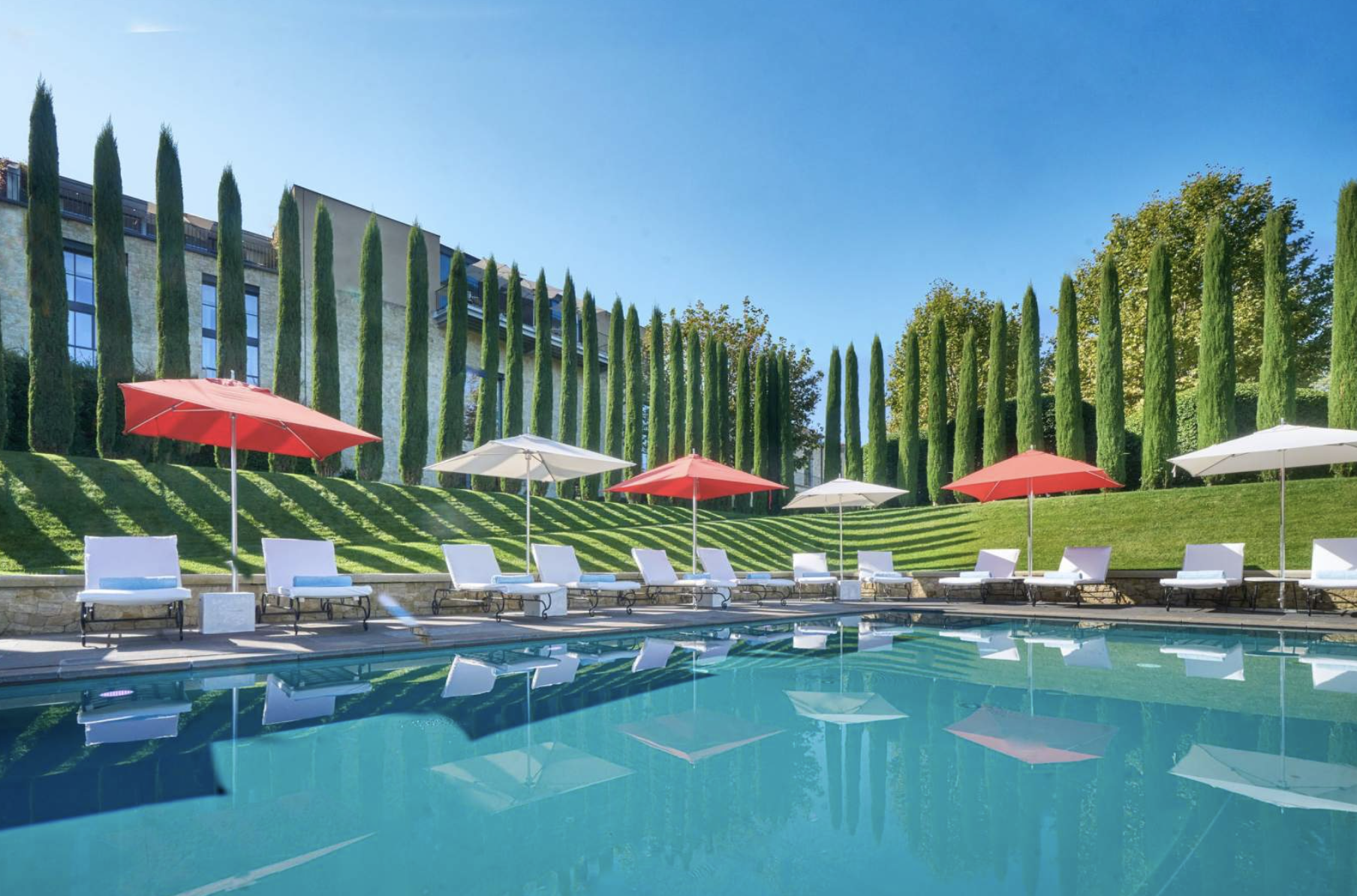La piscine de l’hôtel au coeur des vignes provençales © Villa La Coste