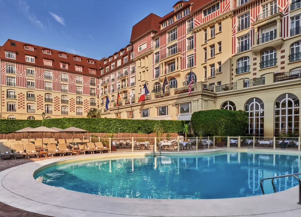 La devanture du Royal Deauville, un hôtel idéal pour un séminaire résidentiel © Hôtel Barrière Le Royal Deauville