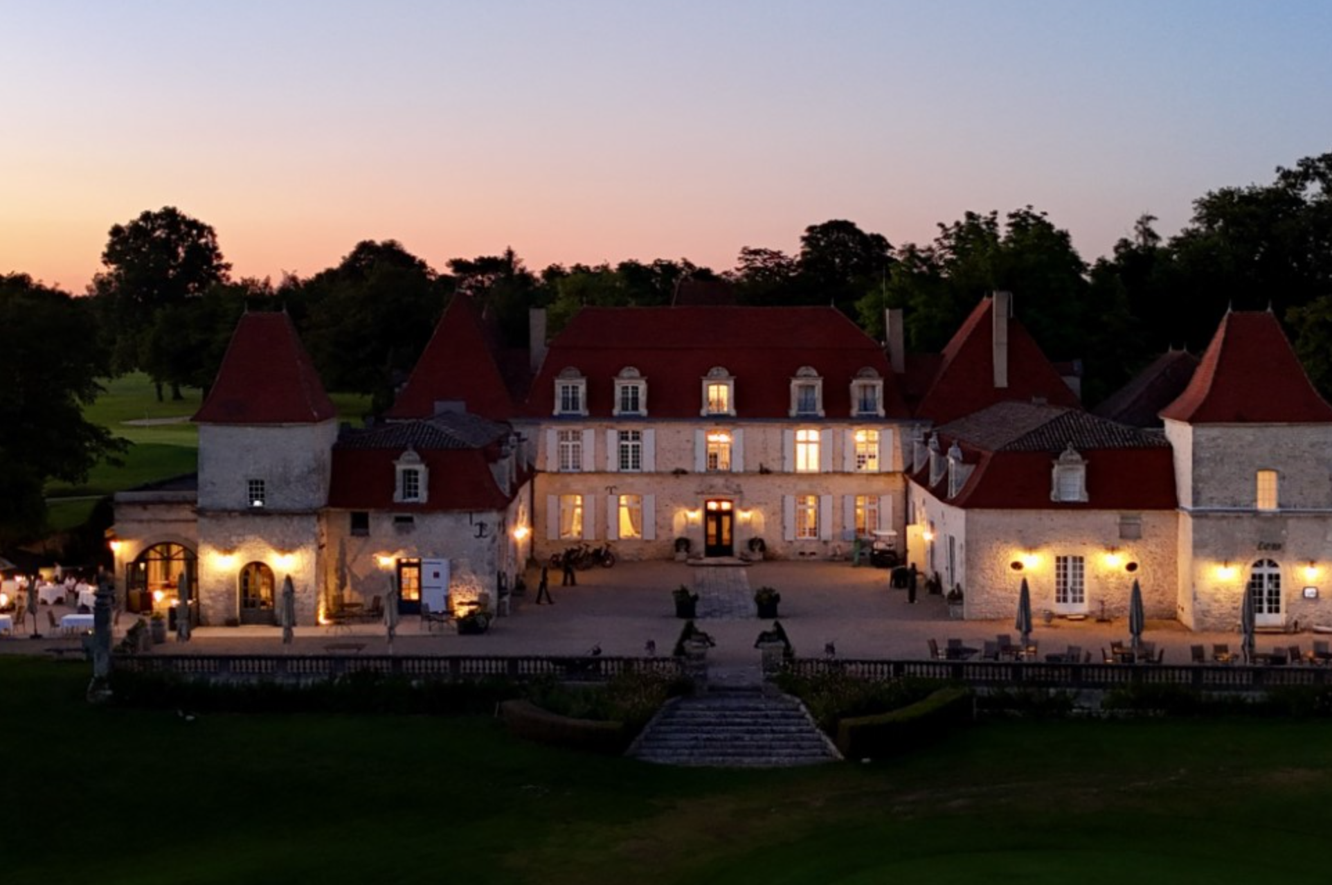 Le château au coucher du soleil © Château des Vigiers