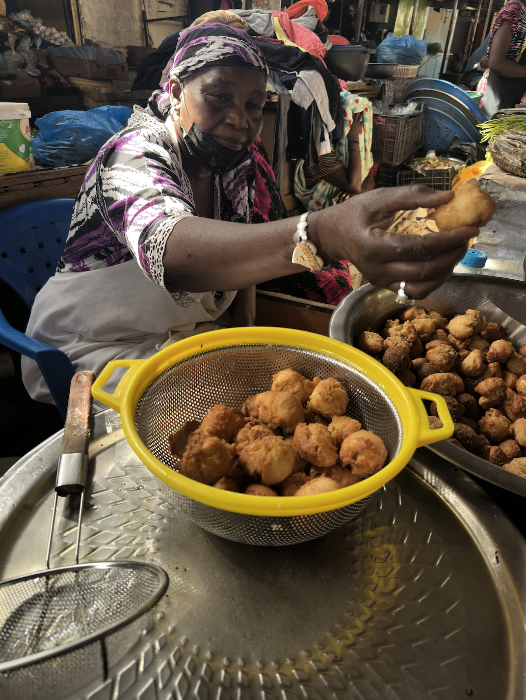 Une femme proposant ses beignets © Pascale Missoud