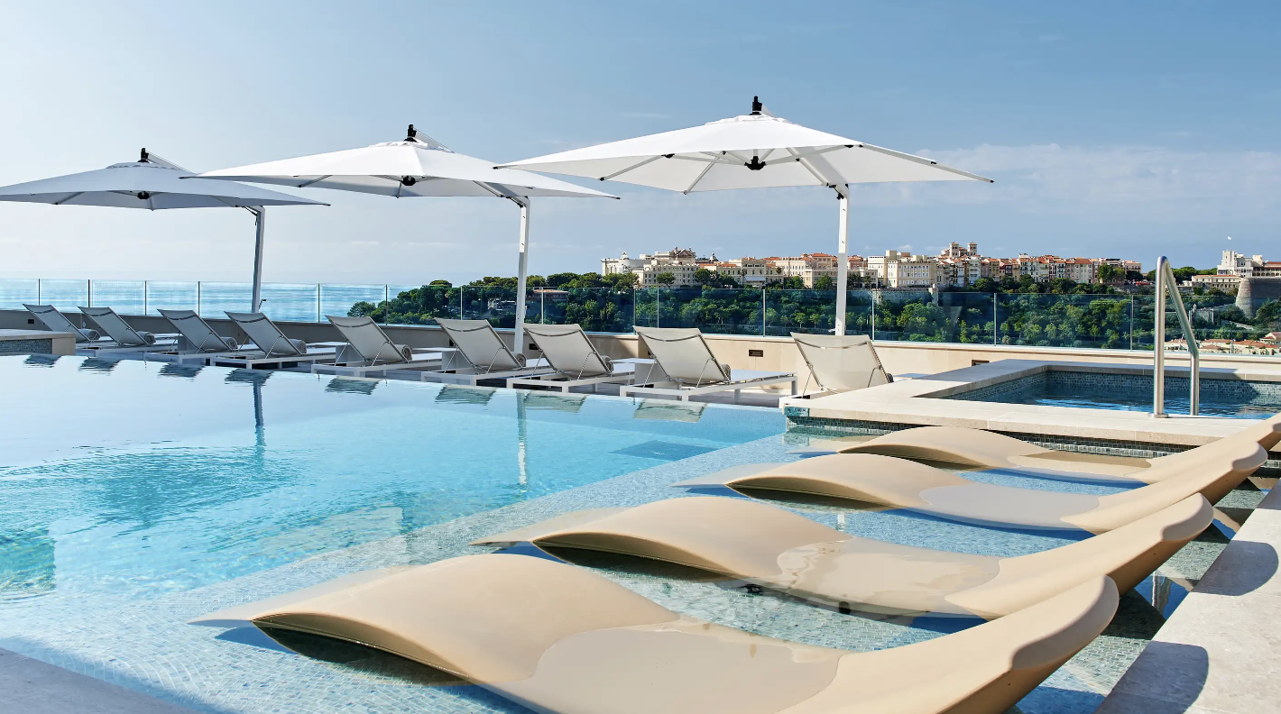 La piscine extérieure vue sur la baie monégasque © Hôtel de Paris Monte-Carlo