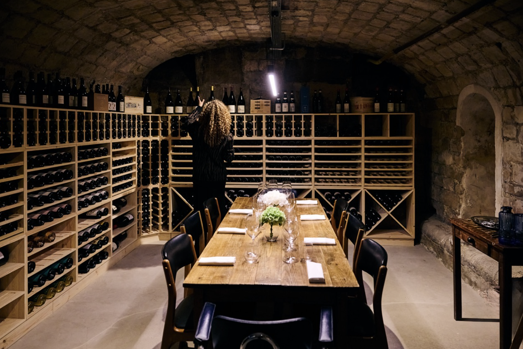 La cave aux 150 références du restaurant Patsy © Delphine Constantini