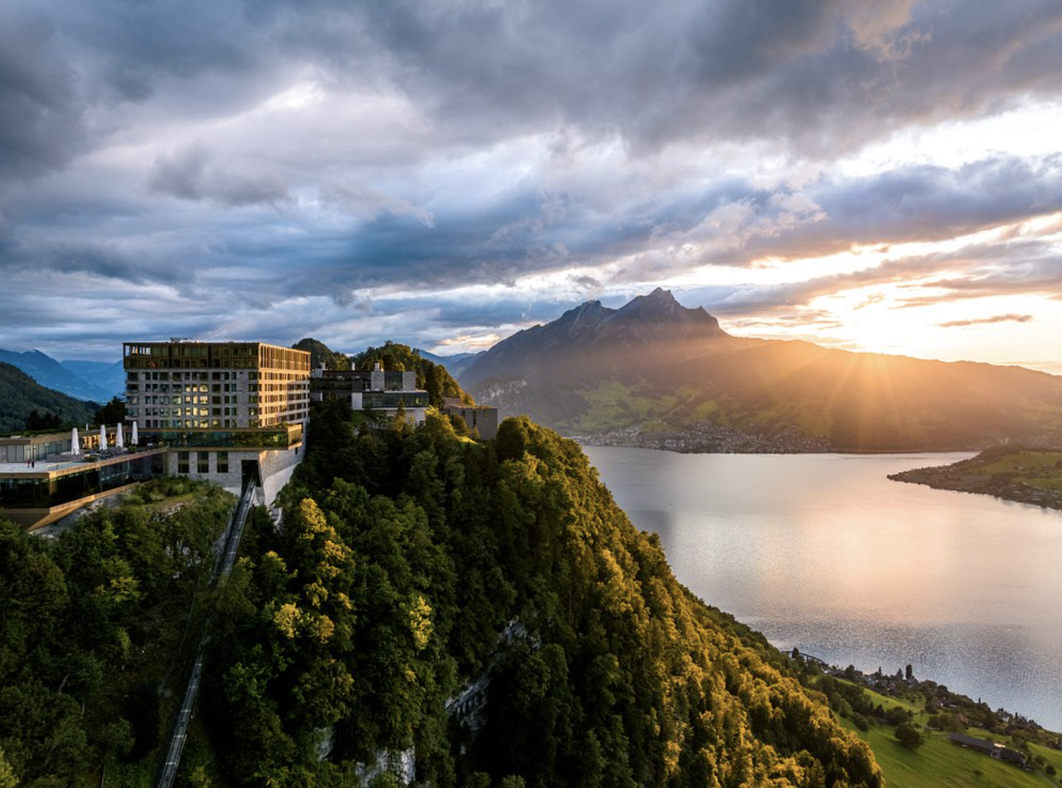 Le Bürgenstock Resort Lake Lucerne, un des plus beaux endroits où jouer au tennis © Bürgenstock Resort Lake Lucerne 