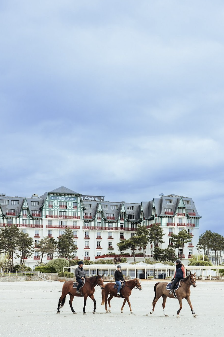 Une séance d’équitation devant l’hôtel L’Hermitage La Baule © Hôtel Barrière Hermitage La Baule