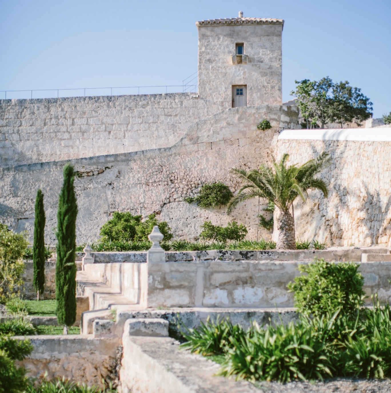 Dans les jardins de Santa Ponsa © Fontenille Collection