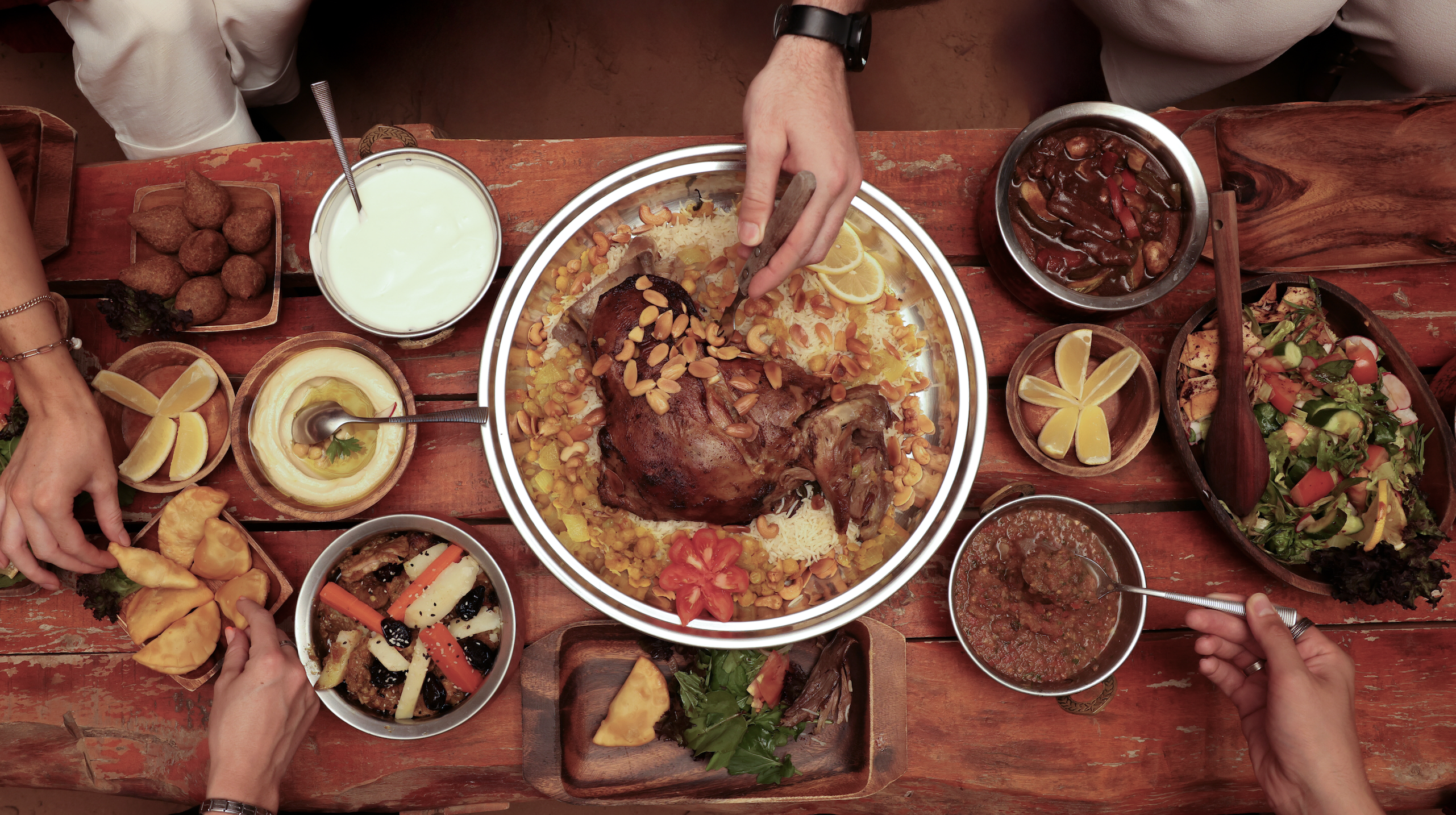 © Platinum Heritage – Heritage Desert Safari - Le dîner, inspiré des saveurs émiraties, se partage dans un esprit de convivialité : mezze parfumés, plats généreux, cuisine réconfortante qui invite à ralentir. 