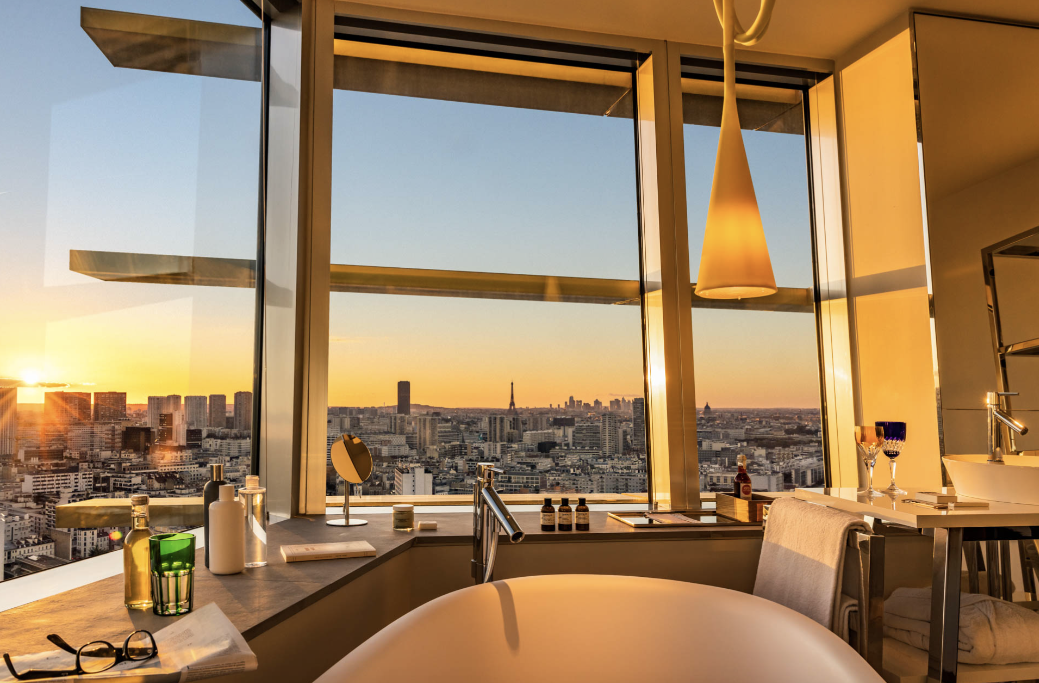 La salle de bain d’une des suites avec une vue panoramique © Hôtel TOO
