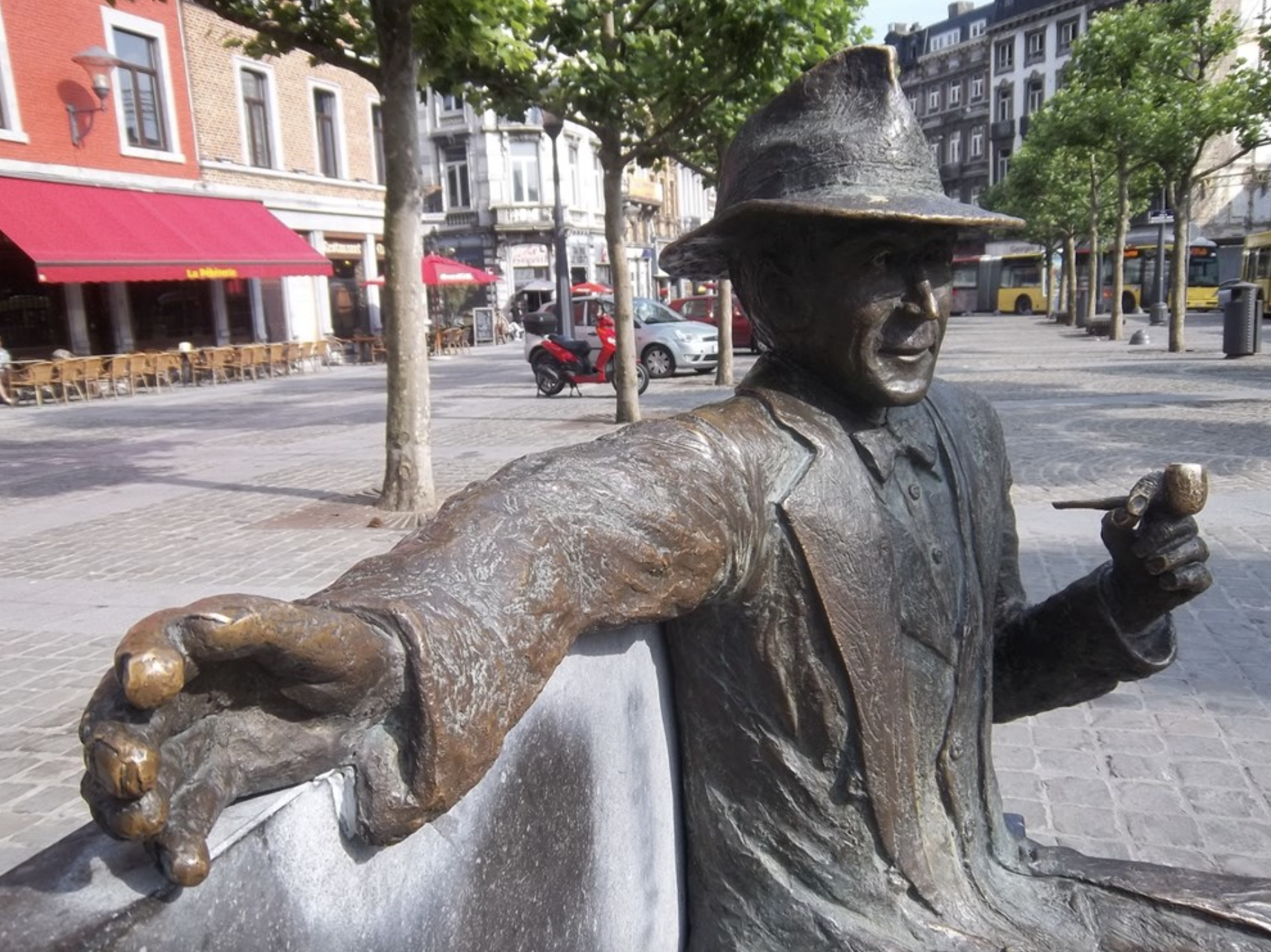 Le banc-sculpture à l’effigie de Geroge Simenon, place Saint Lambert © Maison du Tourisme du Pays de Liège