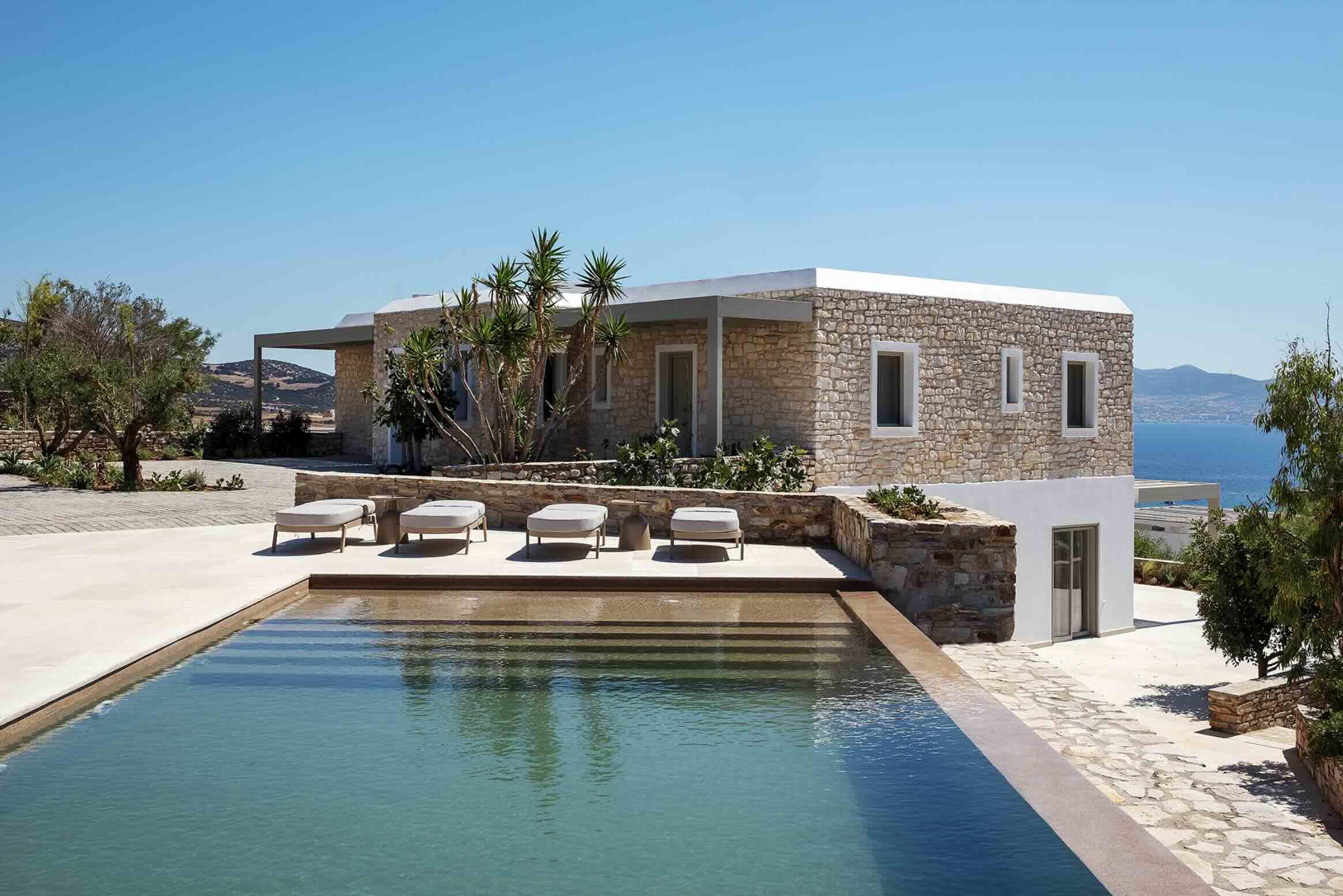 Entre pierre locale et volumes blancs, l’une des deux maisons d’Arches Soros s’ouvre sur sa propre piscine, face à la mer. Le principe idéal d’une villa à louer dans les Cyclades pour plusieurs familles. © Oliaros Villa Rentals