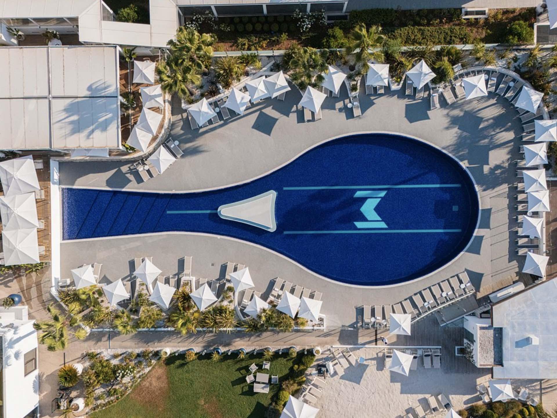 La piscine de l’hôtel en forme de raquette