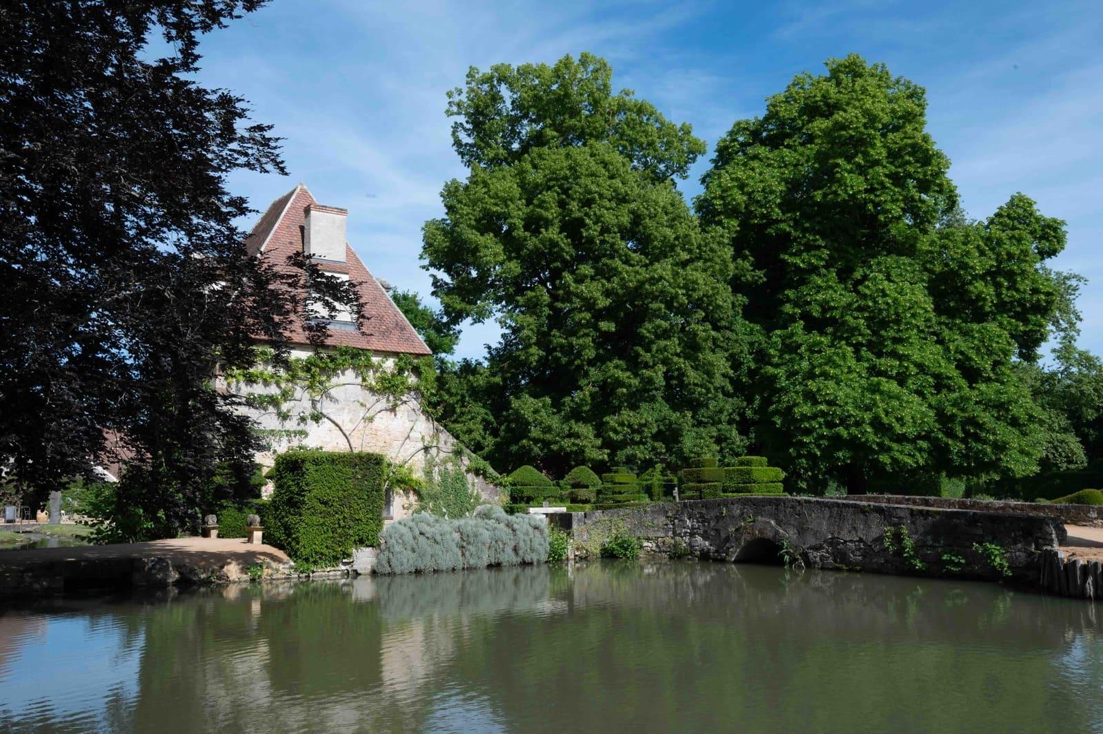 Le Pont de Pierre dans les jardins du Château © Arielle de La Tour d’Auvergne