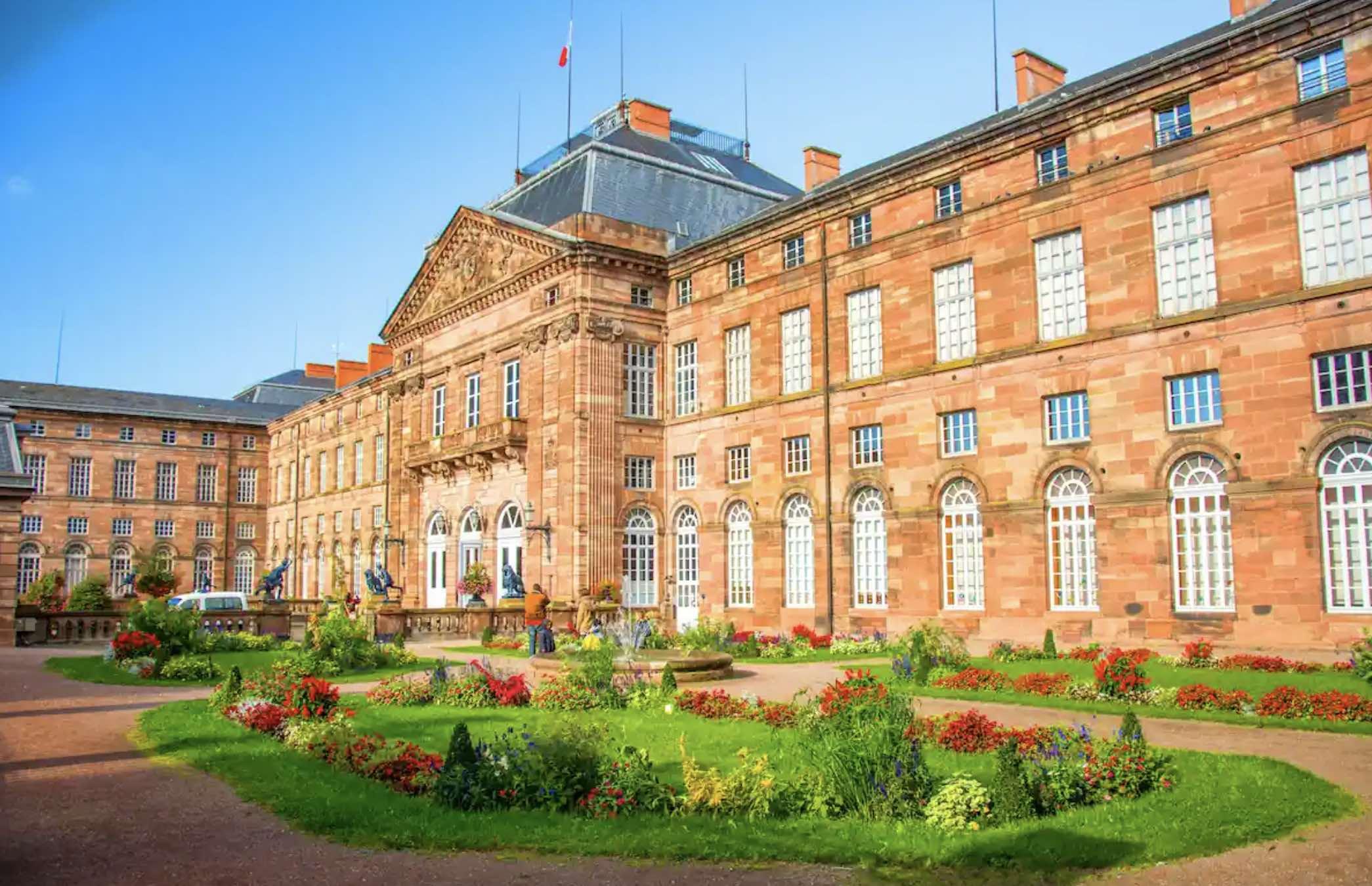 Le Château des Rohan où se déroule le Festival les Alpagas Bleus © DR