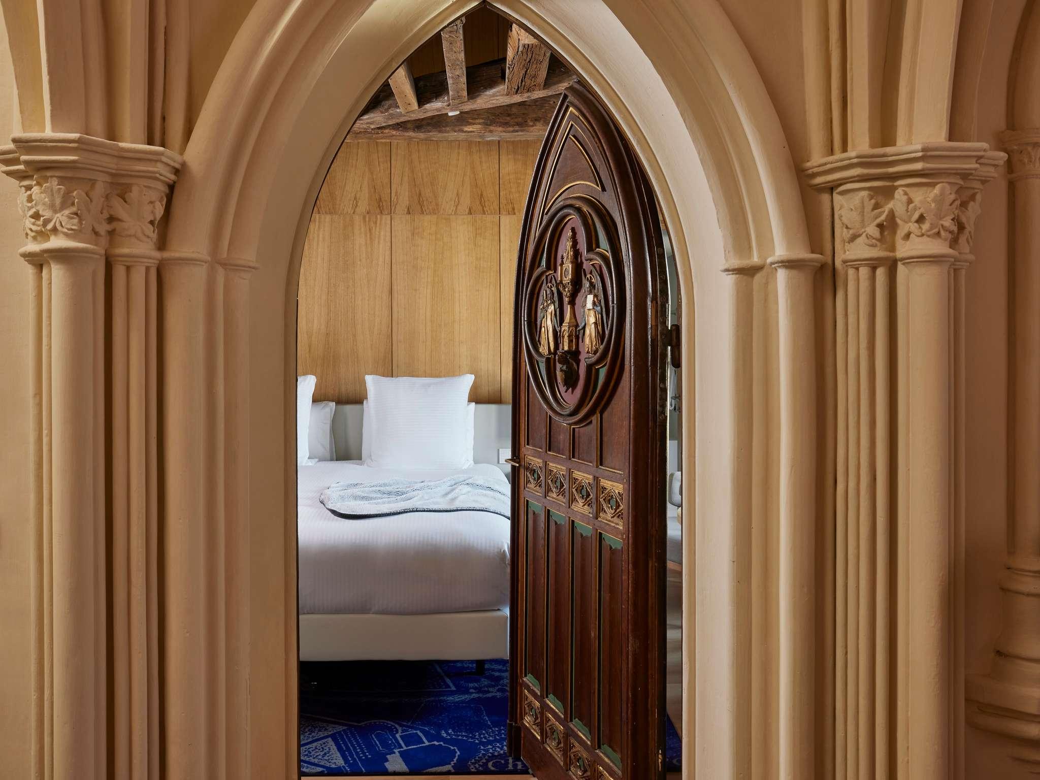 Au Domaine de la Reine Margot, les chambres mêlent héritage gothique et design contemporain © Domaine de la Reine Margot