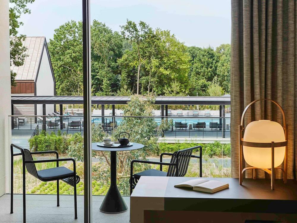Terrasse privée et vue sur la piscine et la forêt : au Domaine des Vanneaux, la verdure entre dans chaque chambre © Domaine des Vanneaux