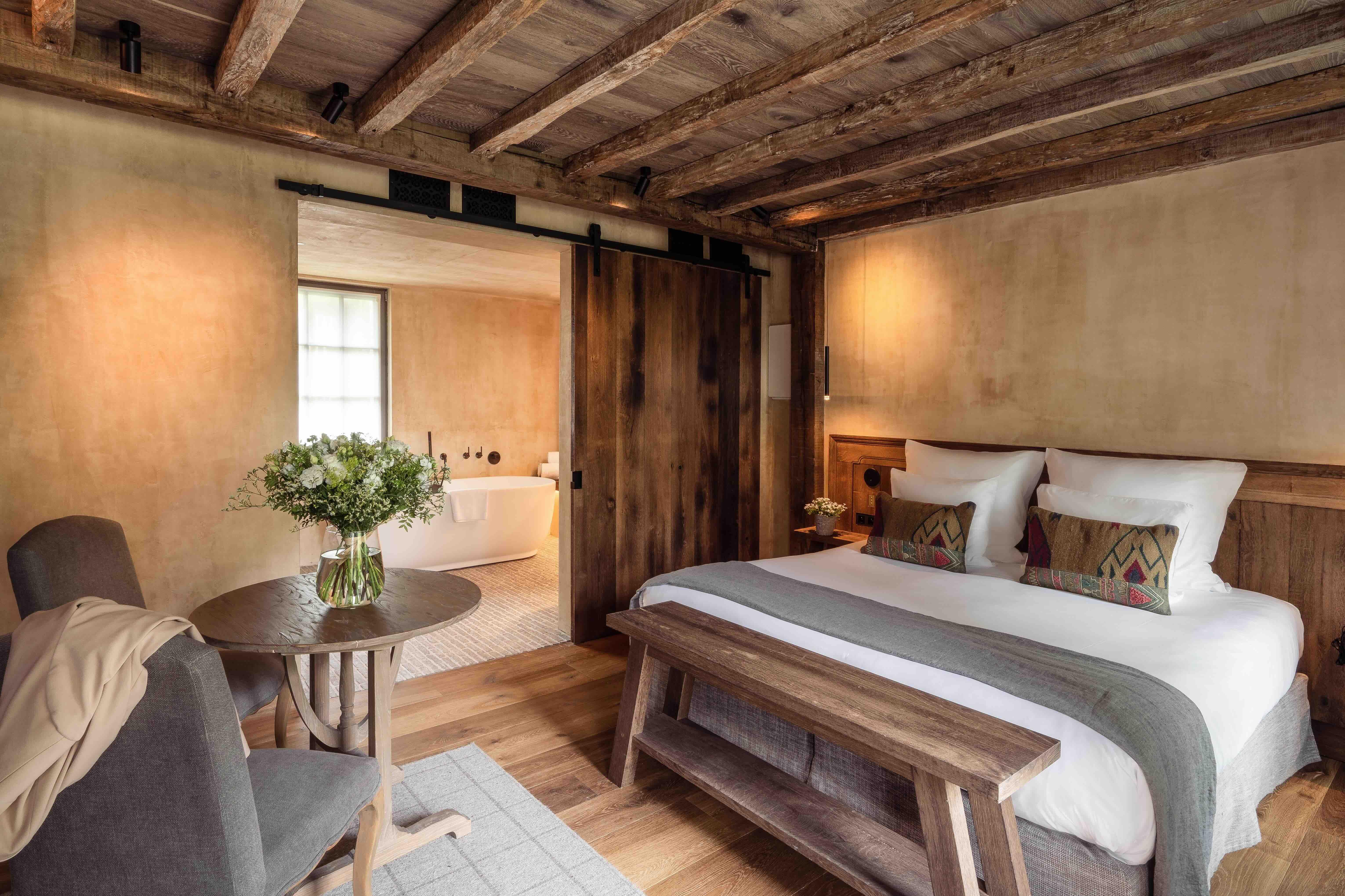 Séjourner dans la chambre supérieure avec douche-hammam à la Ferme Saint Siméon © 14Septembre