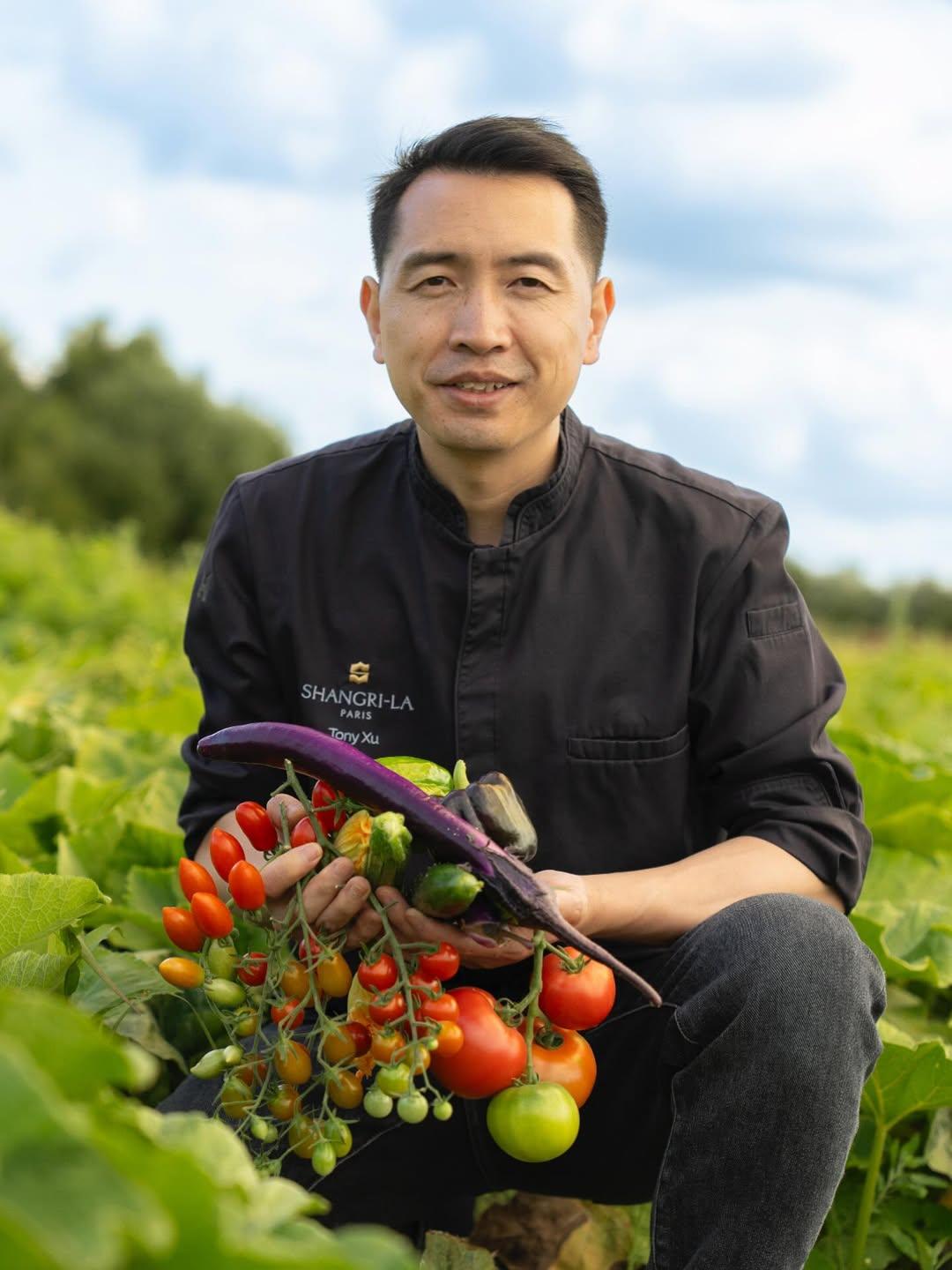 Le chef Tony Xu sélectionnant ses produits © Shang Palace