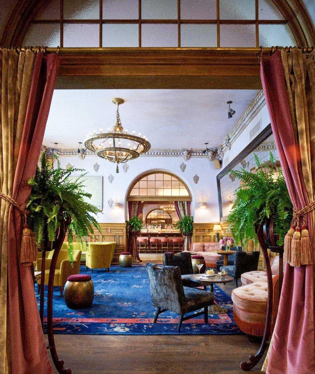 The Chelsea Hotel © Andrew Lambdinmoore pour The World of Interiors Instagram
