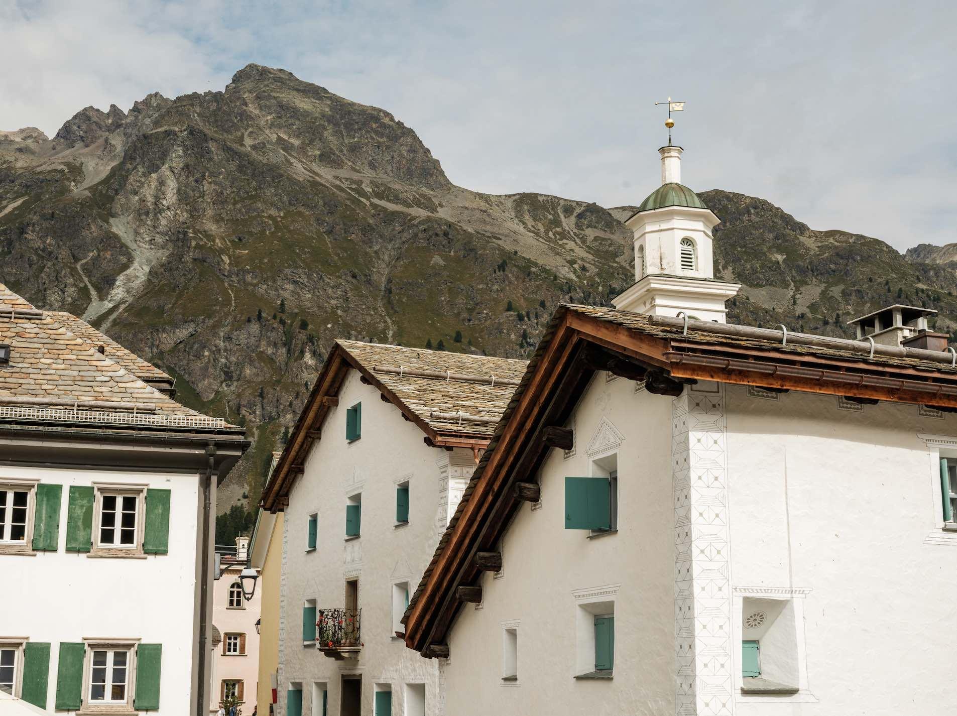 Chesa Marchetta, une adresse qui même art et hospitalité dans un charmant village suisse © Chesa Marchetta