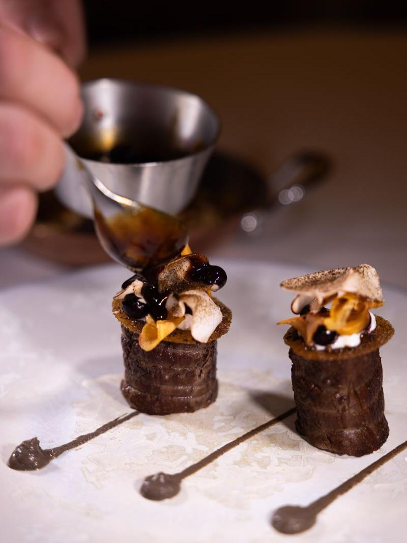 Le chevreuil saignant, burrata et cassis © Héritages 