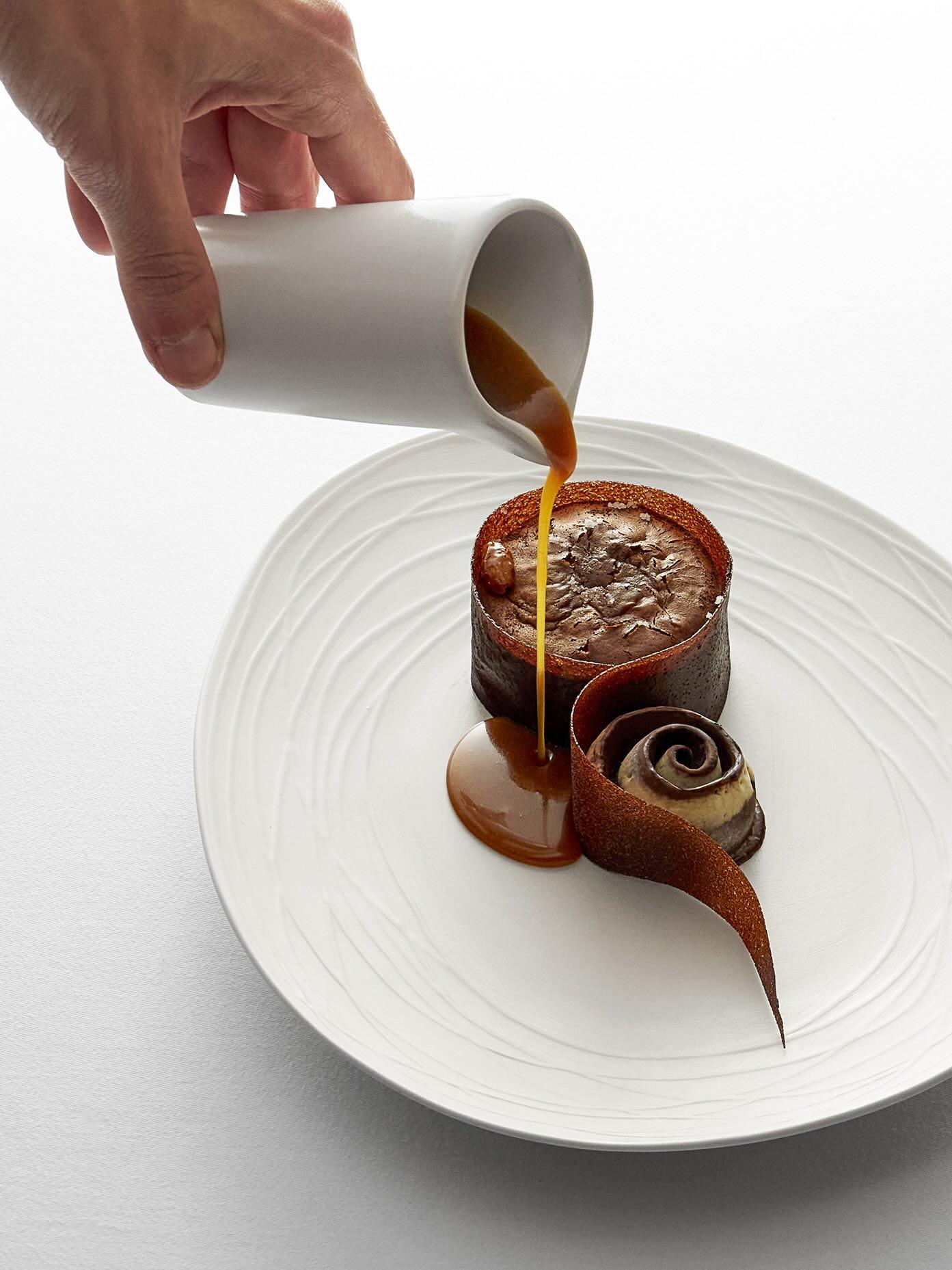Chocolat Intuition en soufflé, cacahuète caramélisée et sorbet cacao © Royal Champagne
