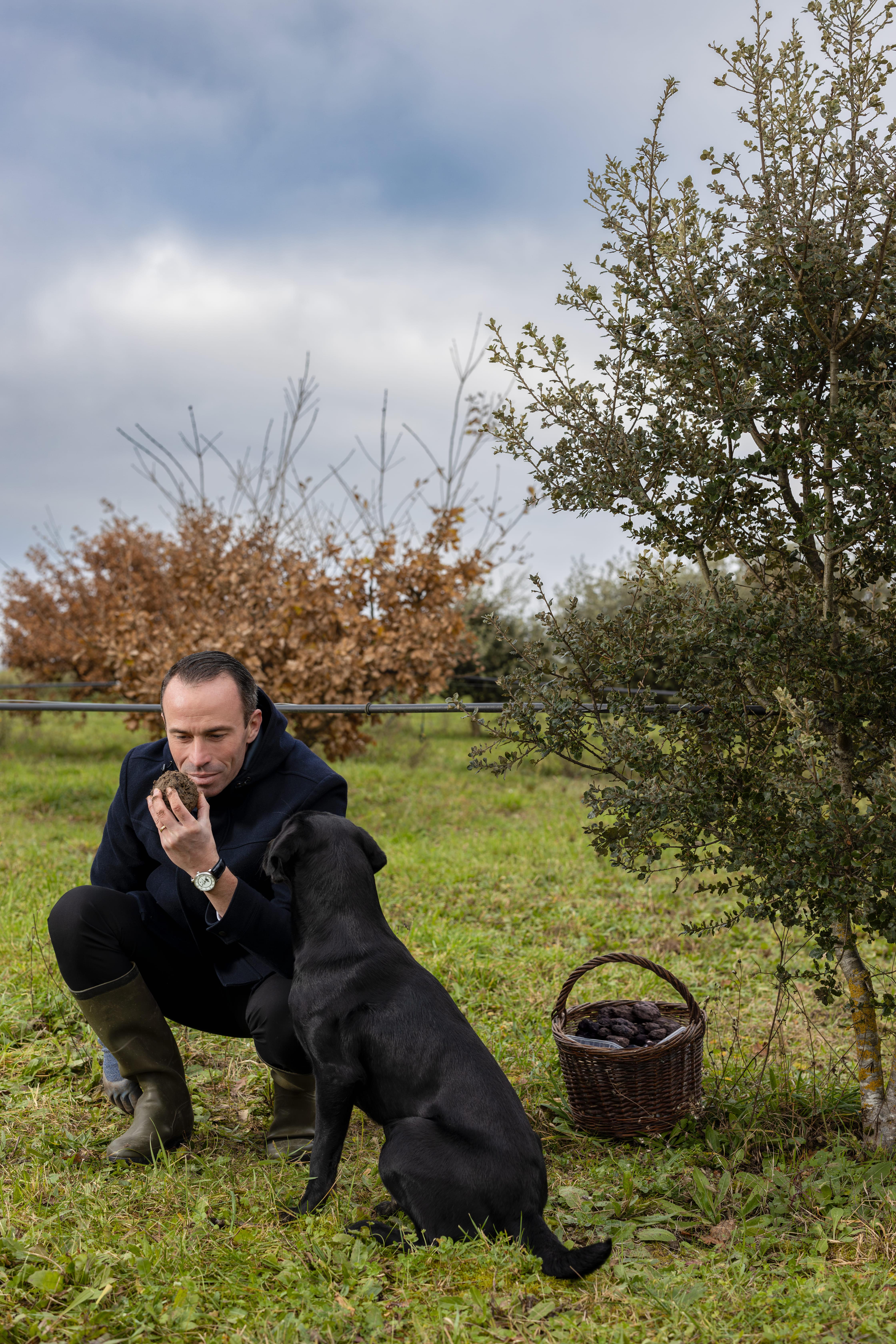 Le chef Christophe Hay et sa chienne Vickie à la truffière © Sylvain Bris