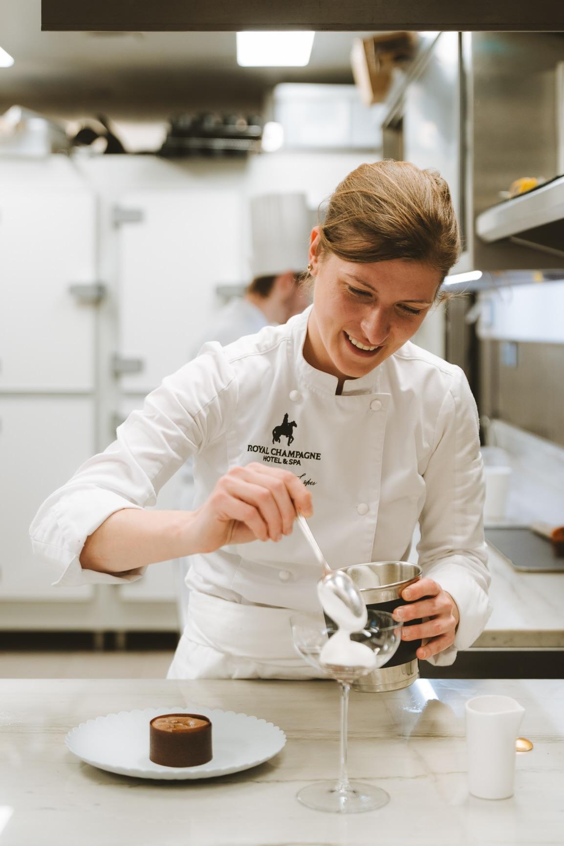 Claire Santos Lopes en cuisine © Royal Champagne