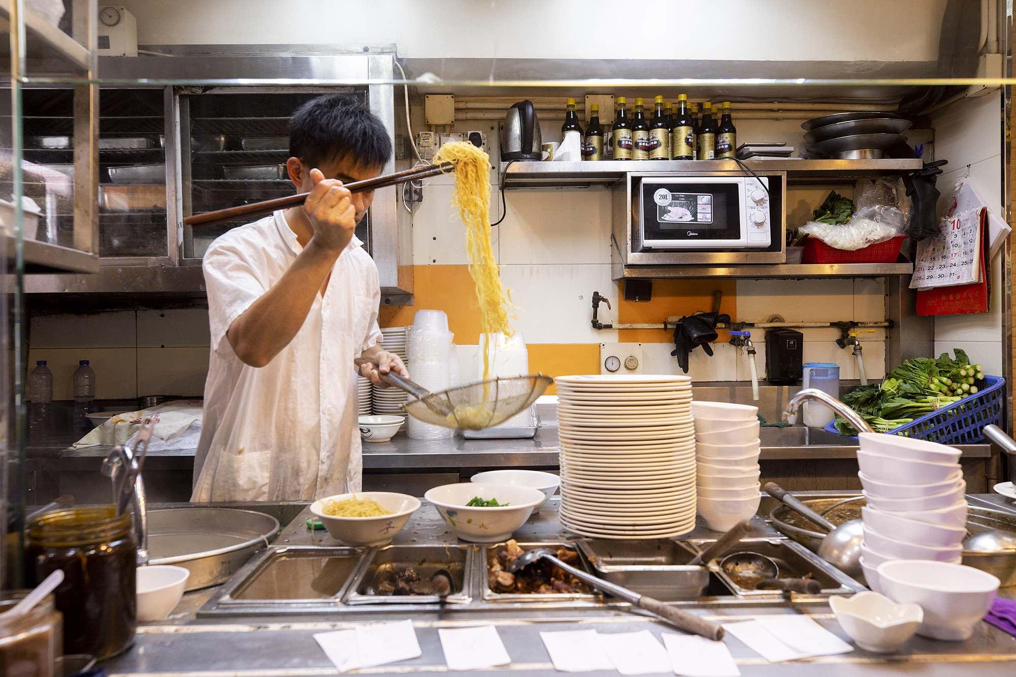 Noodles préparés dans un restaurant de rue © Claire Droppert 