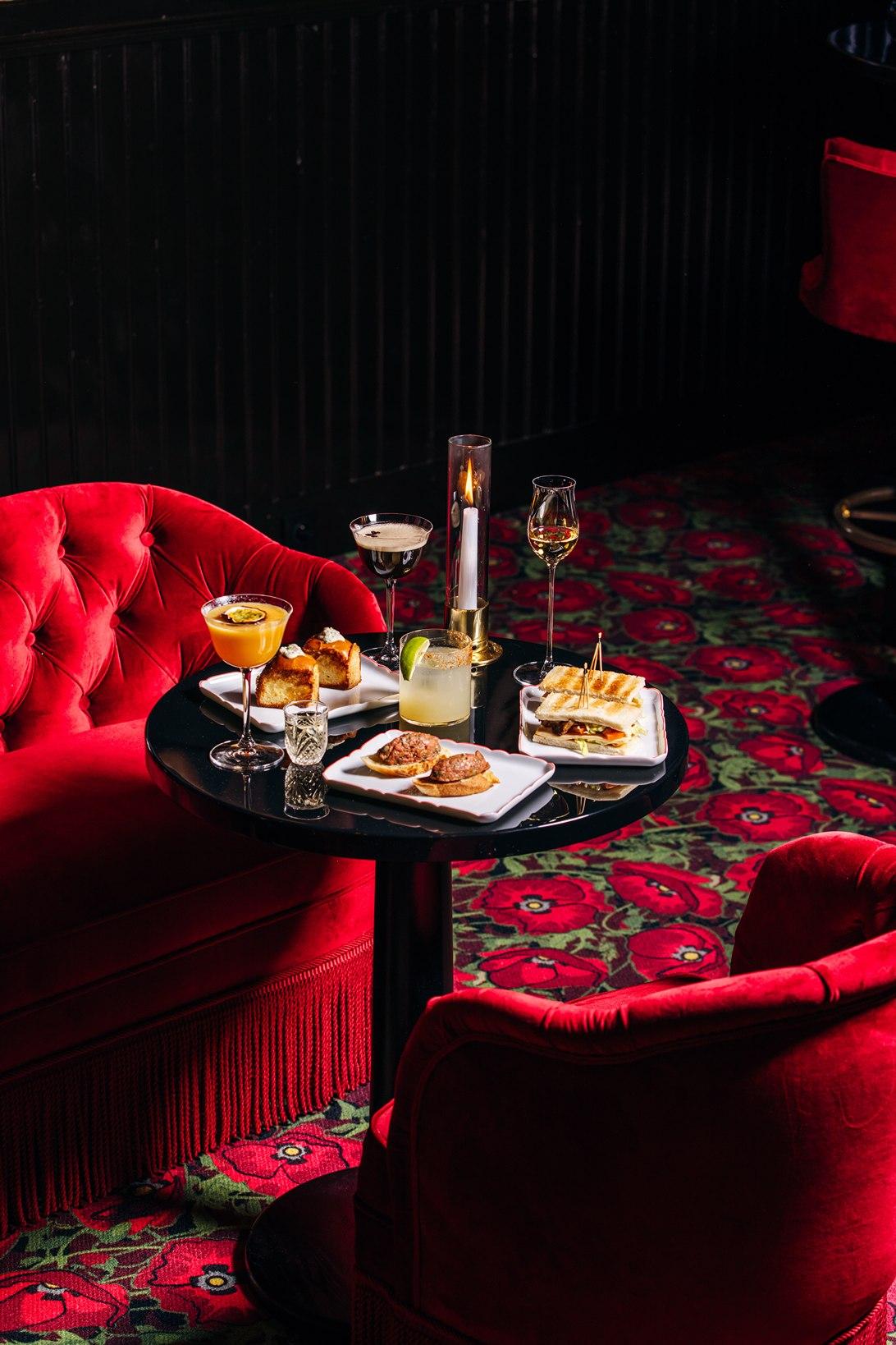 Cocktails au bar du restaurant Chez Miocque à Deauville, institution emblématique de Deauville © TheTravelBuds x Chez Miocque