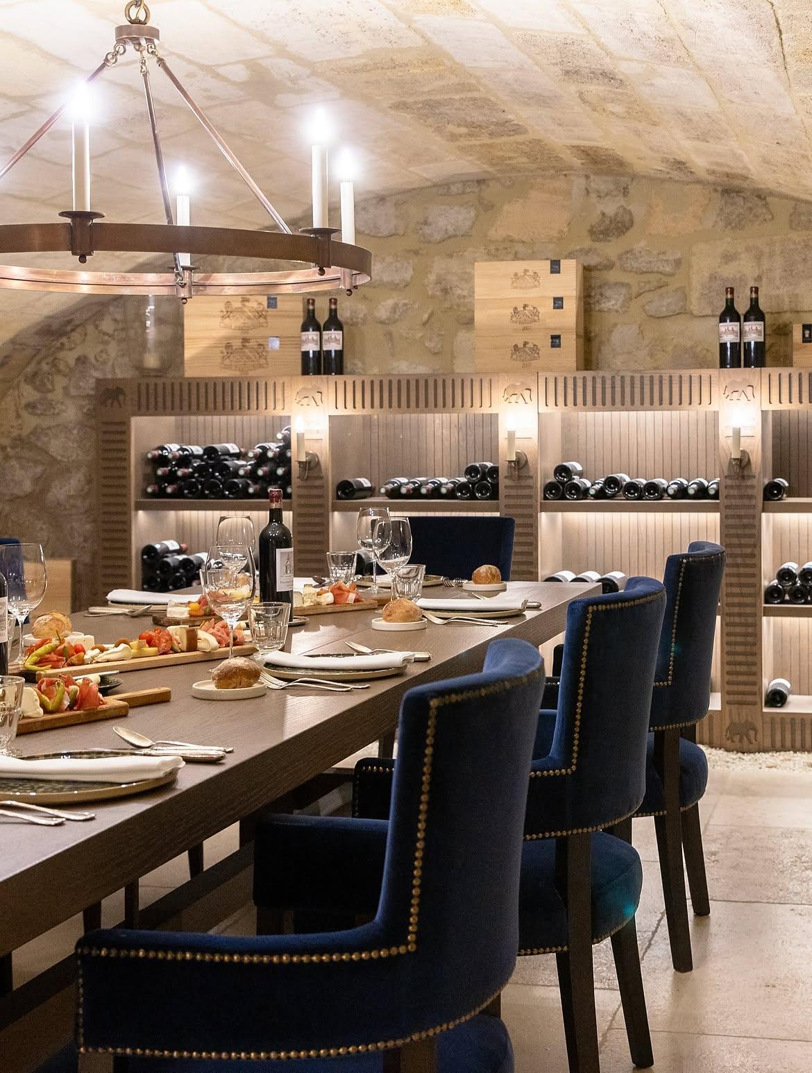 La Table de Partage dans les caves de l’hôtel © La Maison d’Estournel