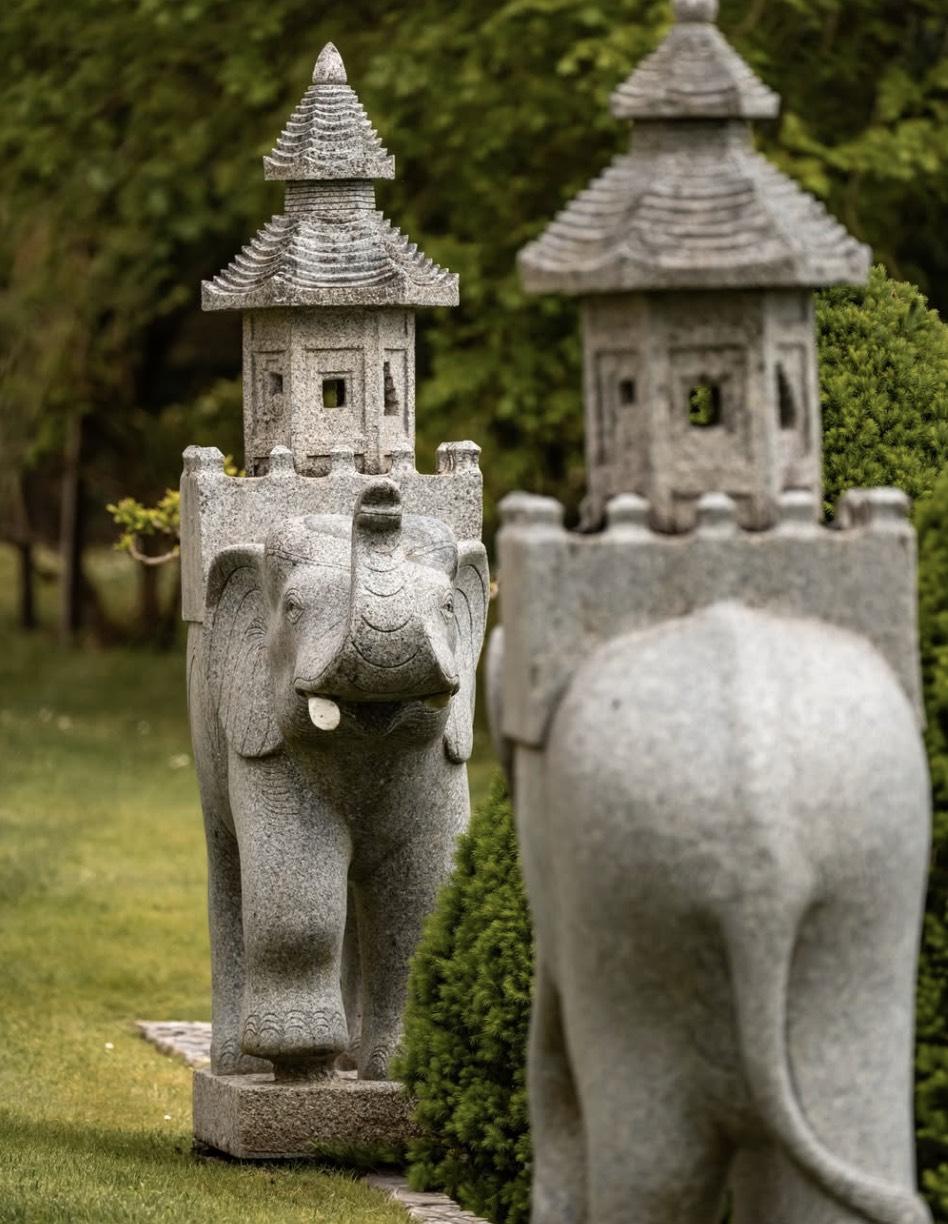 Les deux éléphants à l’orée du parc © La Maison d’Estournel