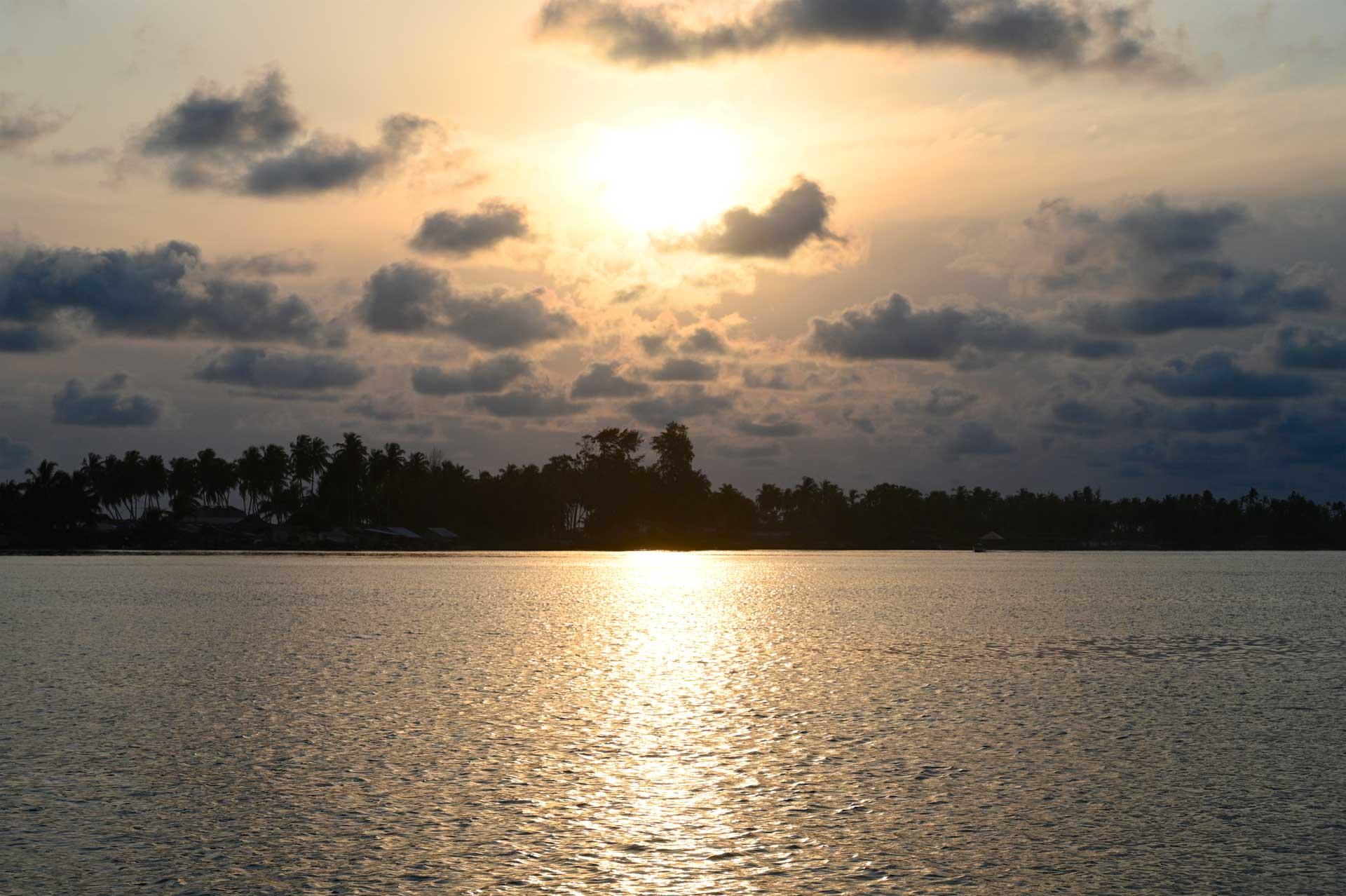 Coucher de soleil sur la lagune à Assinie, un moment hors du temps © Pentadom - Pascale Missoud